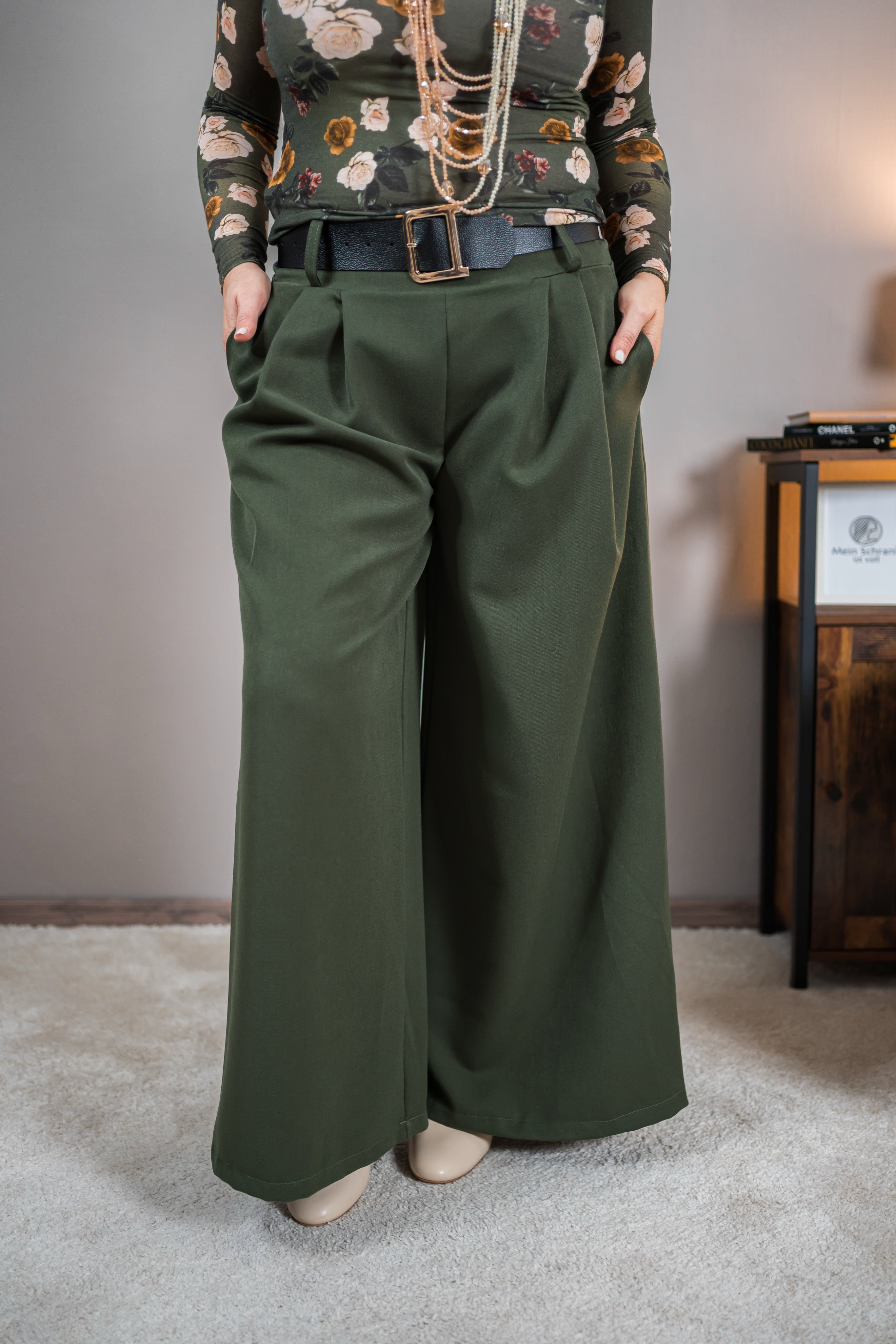 Weite Hose mit Gürtel, oliv