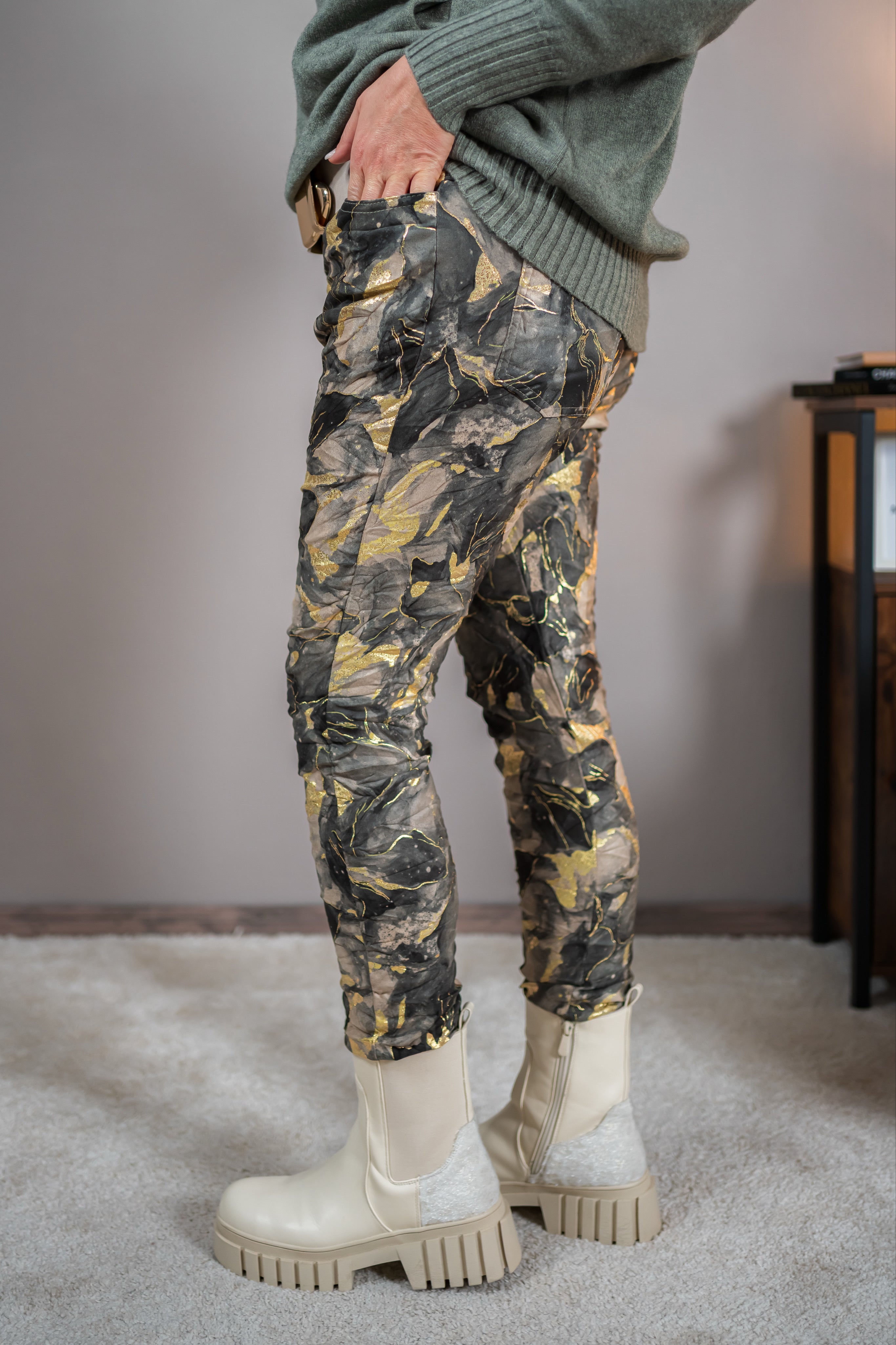 Jogpant mit edlem Marmorprint, khaki-gold