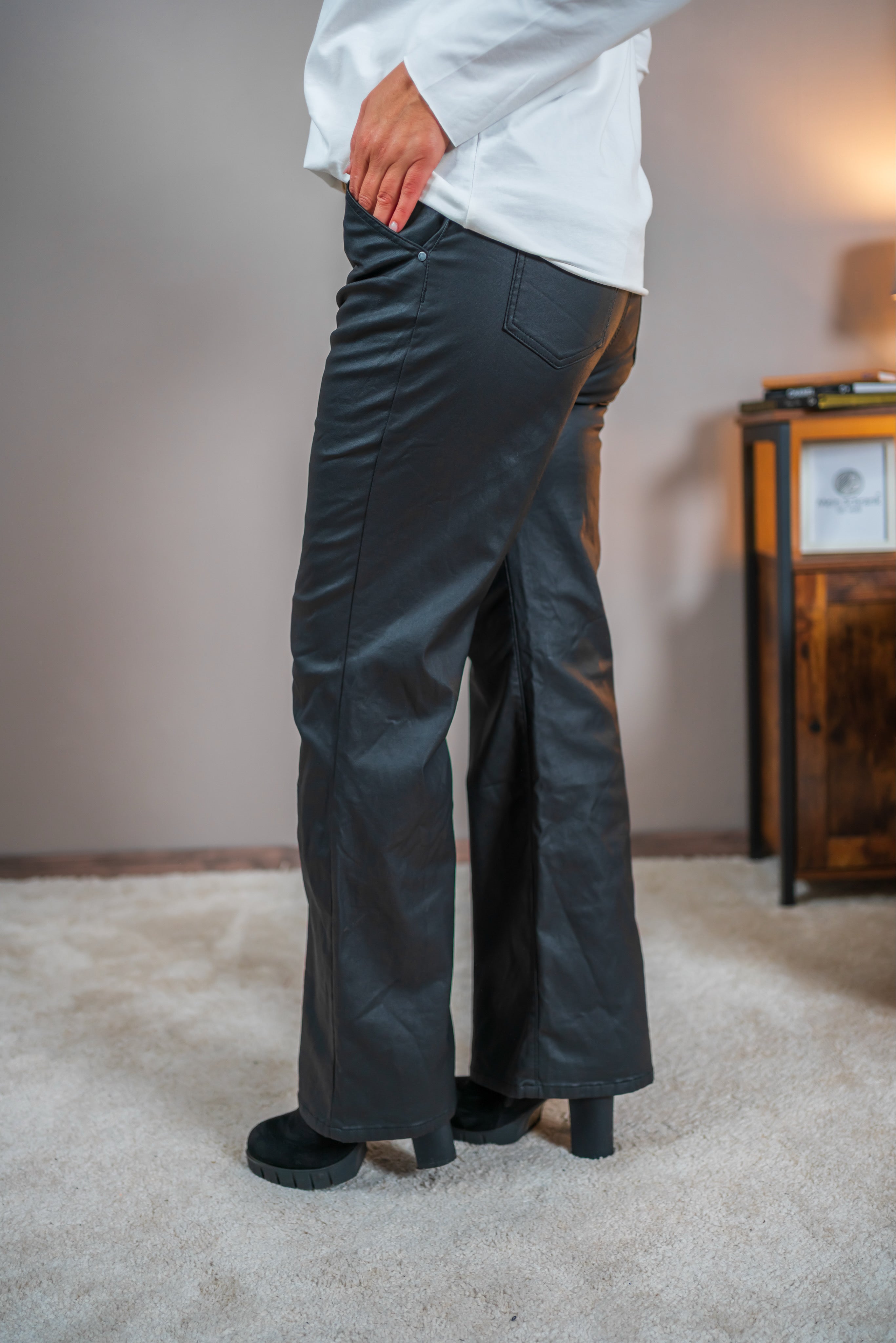 Wide-Leg-Hose in Lederoptik, schwarz