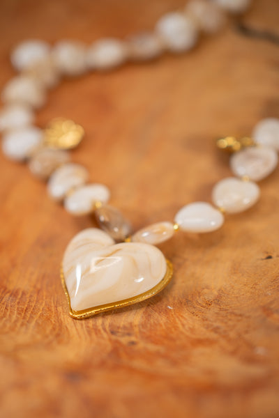 Herzperlen-Halskette mit Anhänger in Creme-Gold