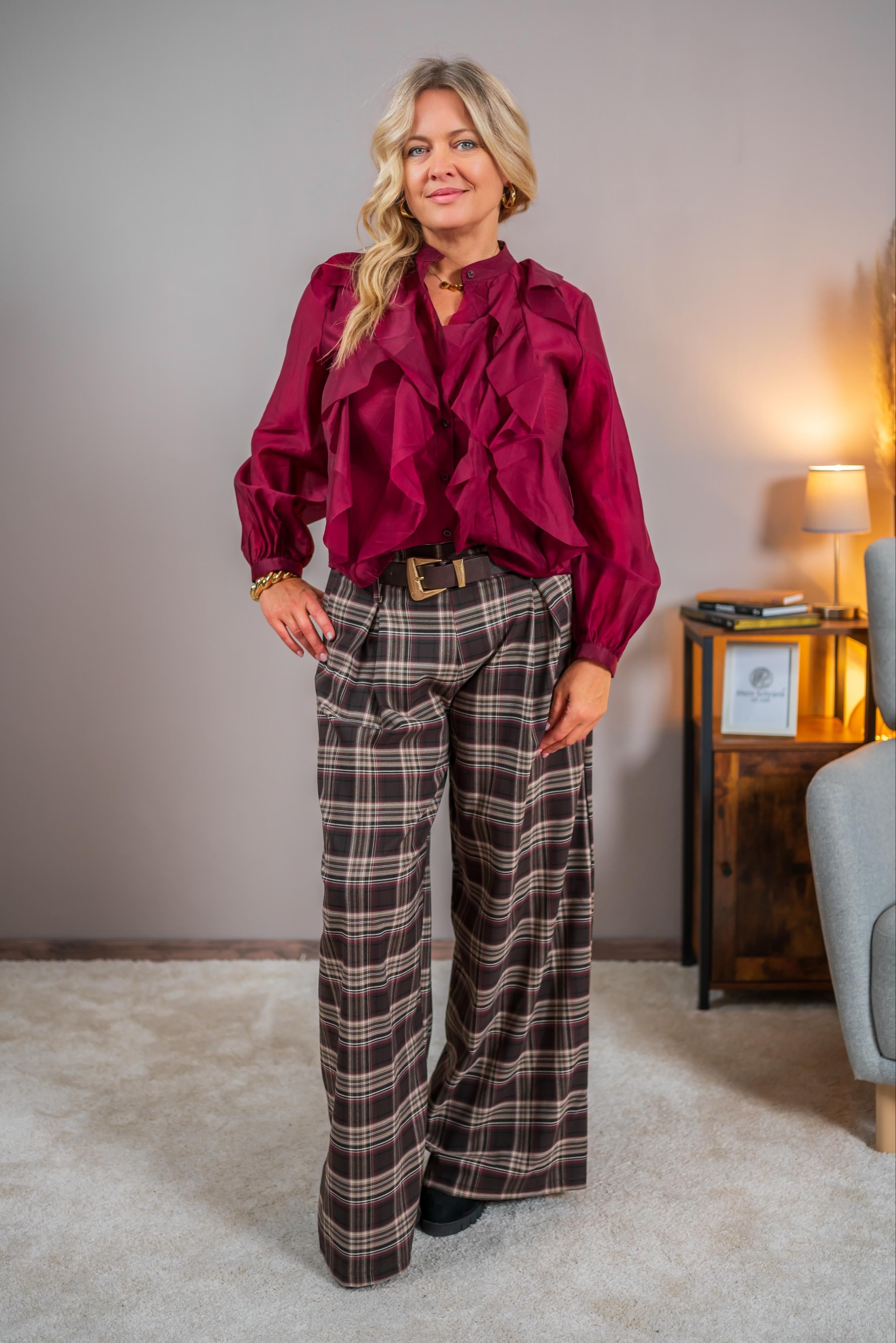 Bluse mit leichten Volants, bordeaux