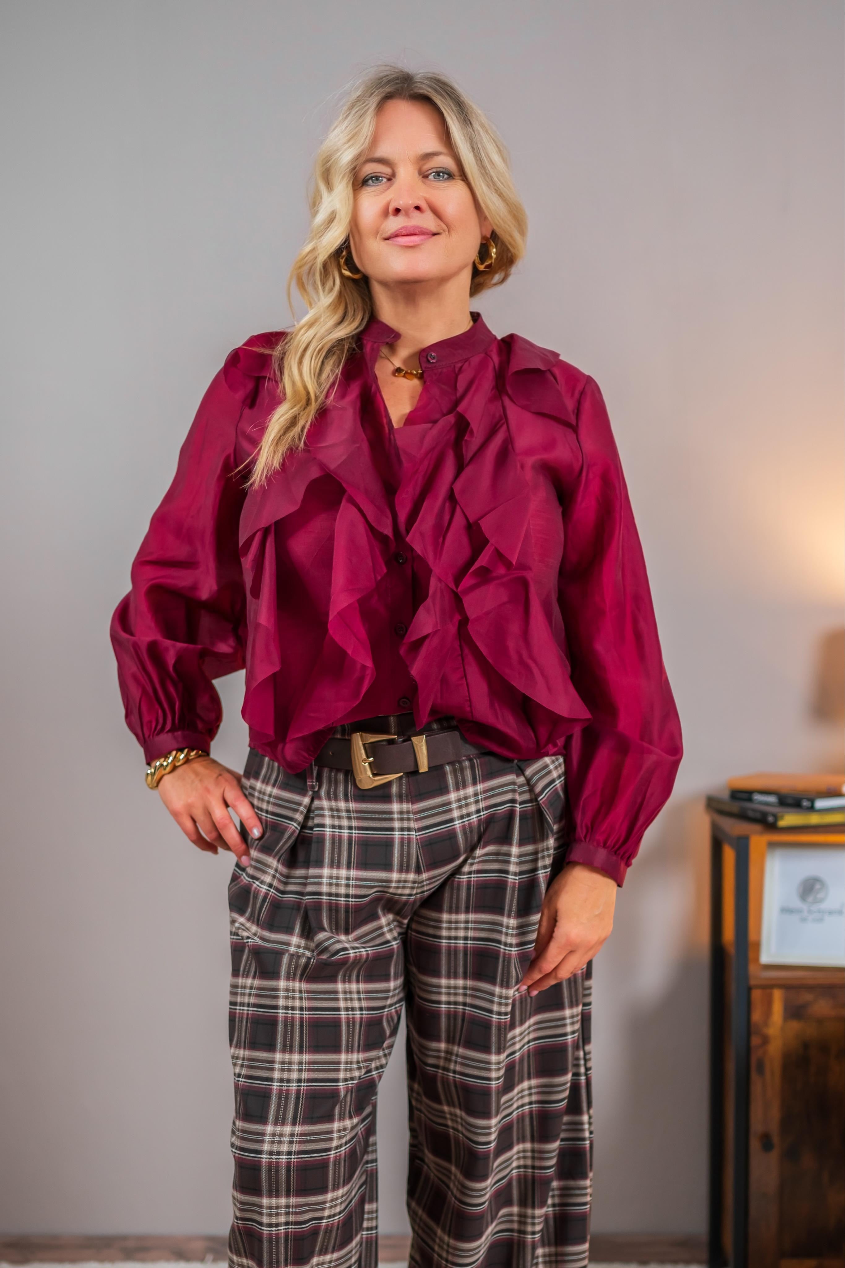 Bluse mit leichten Volants, bordeaux