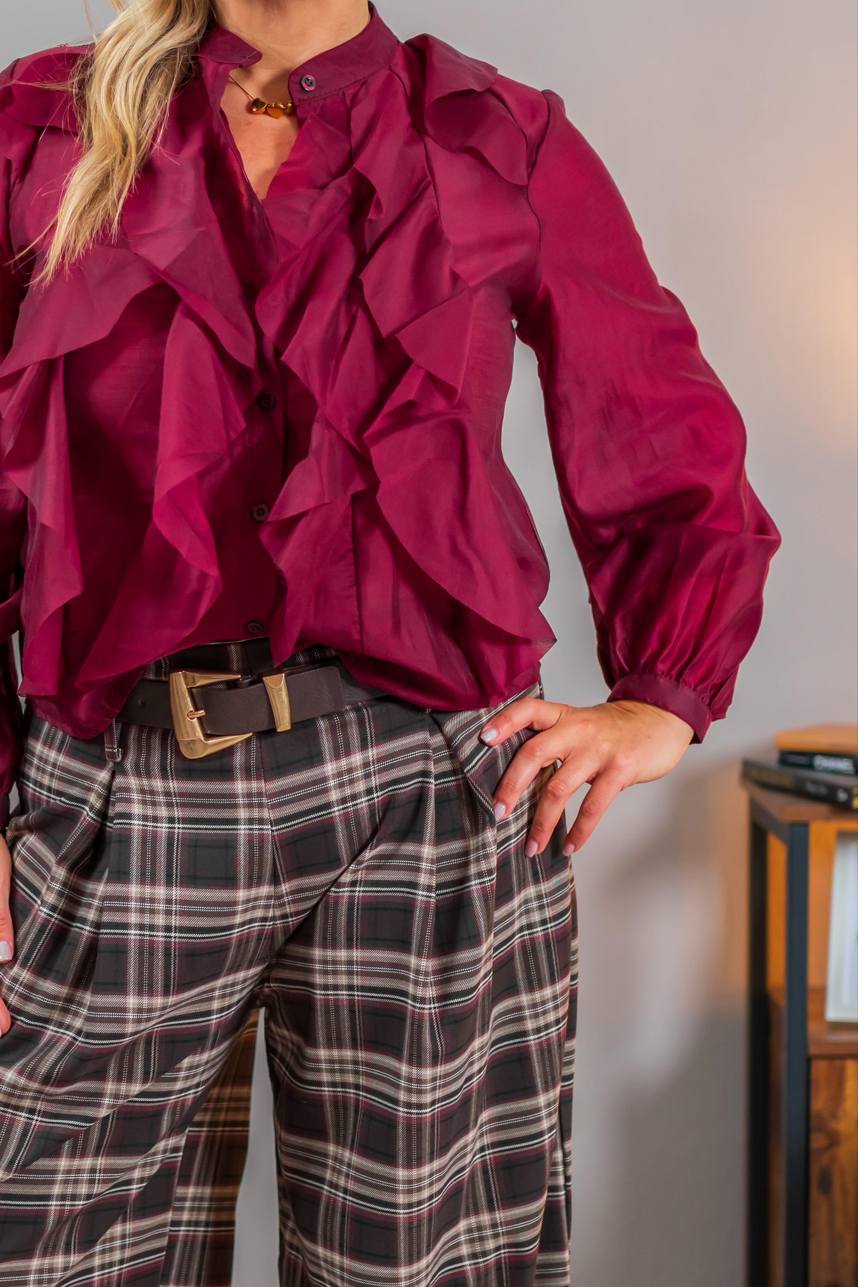 Bluse mit leichten Volants, bordeaux