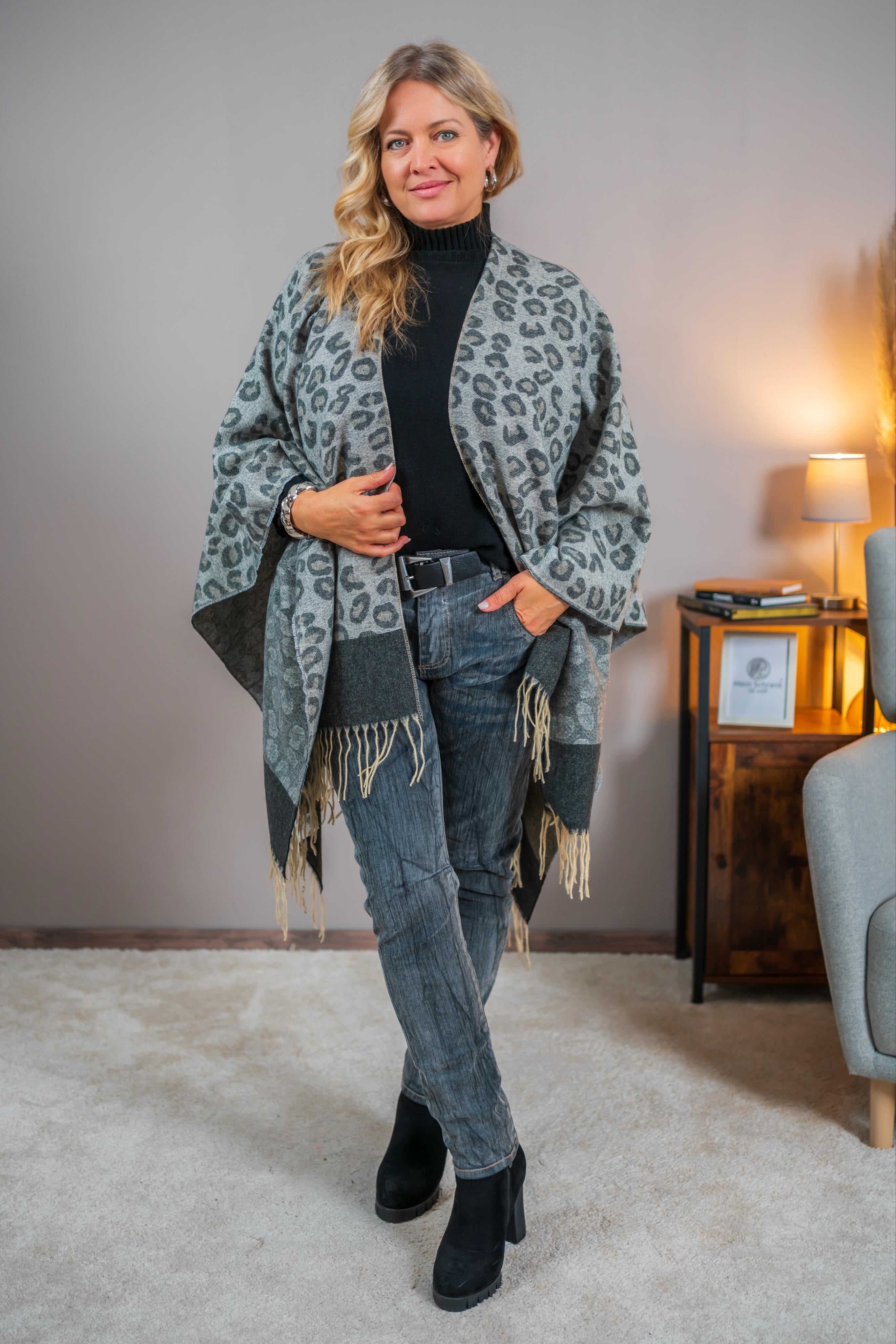 Poncho in Grau mit Leo-Print
