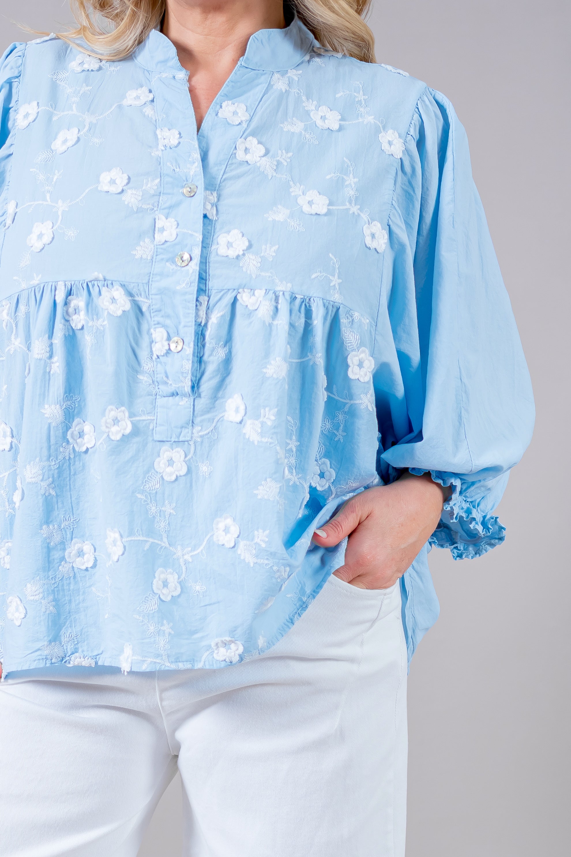 Bluse mit weißer Blütenstickerei & Ballonärmel, hellblau