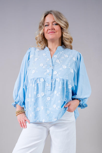 Bluse mit weißer Blütenstickerei & Ballonärmel, hellblau