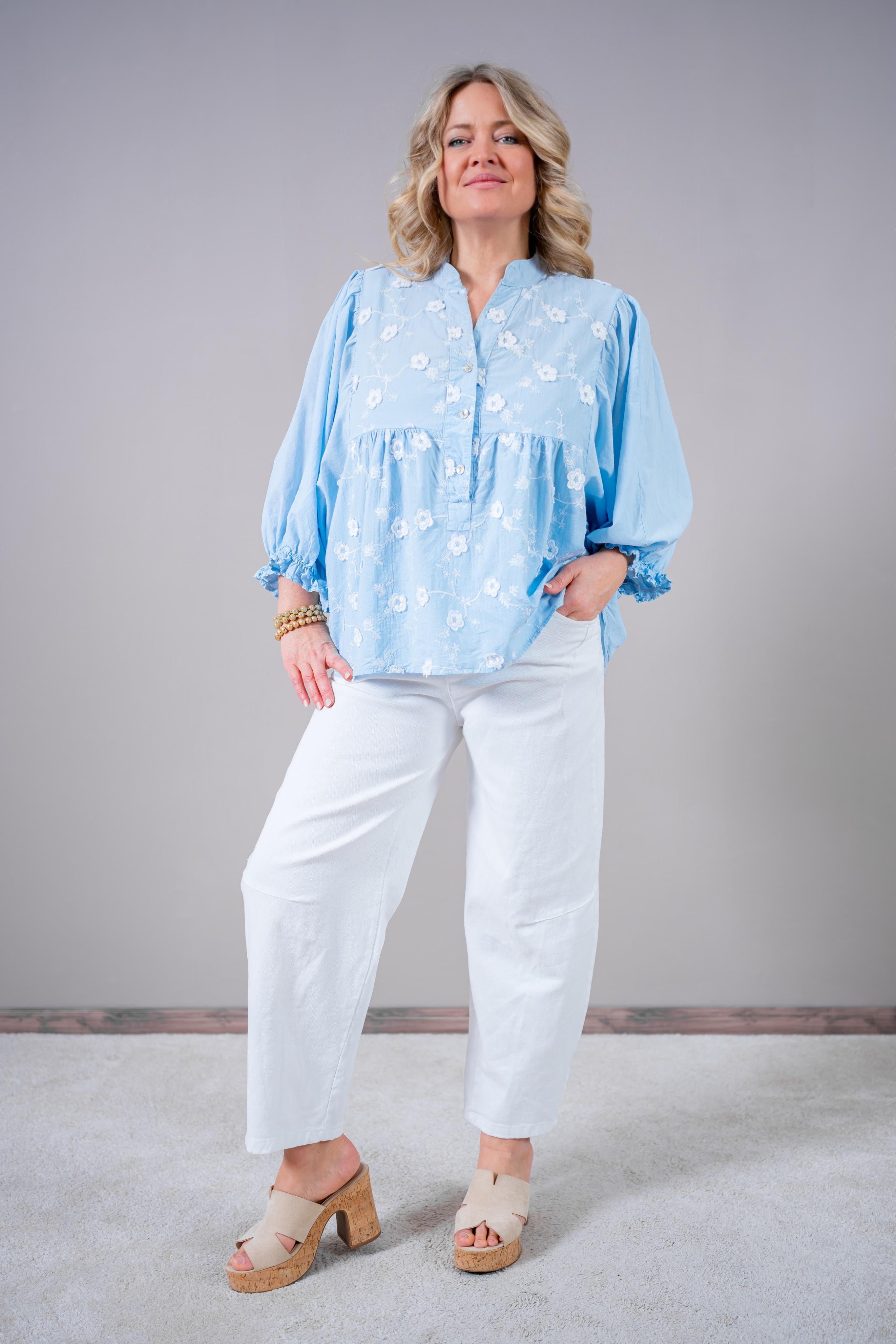 Bluse mit weißer Blütenstickerei & Ballonärmel, hellblau