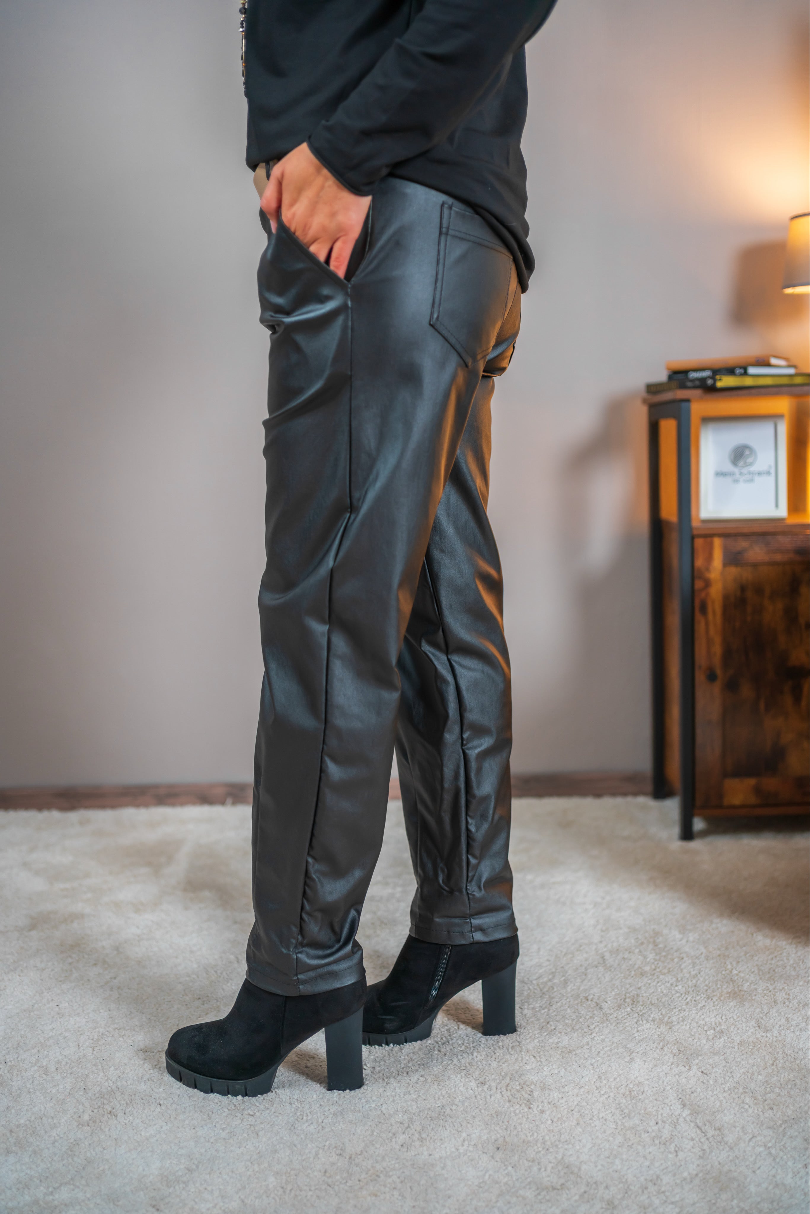 Lederimitatshose mit Gürtel, schwarz