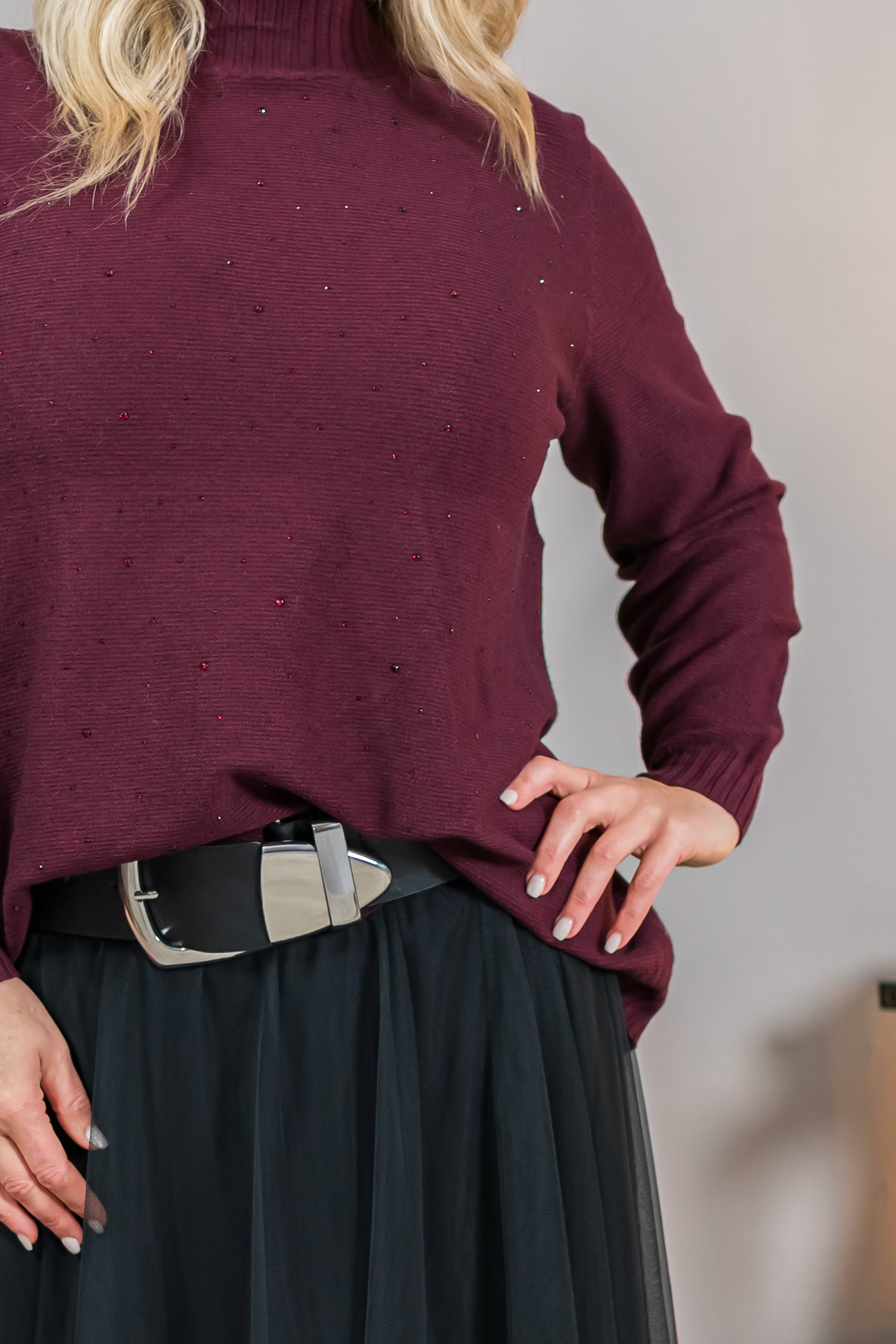 Strickpullover mit Stehkragen und Strasssteinchen, bordeaux