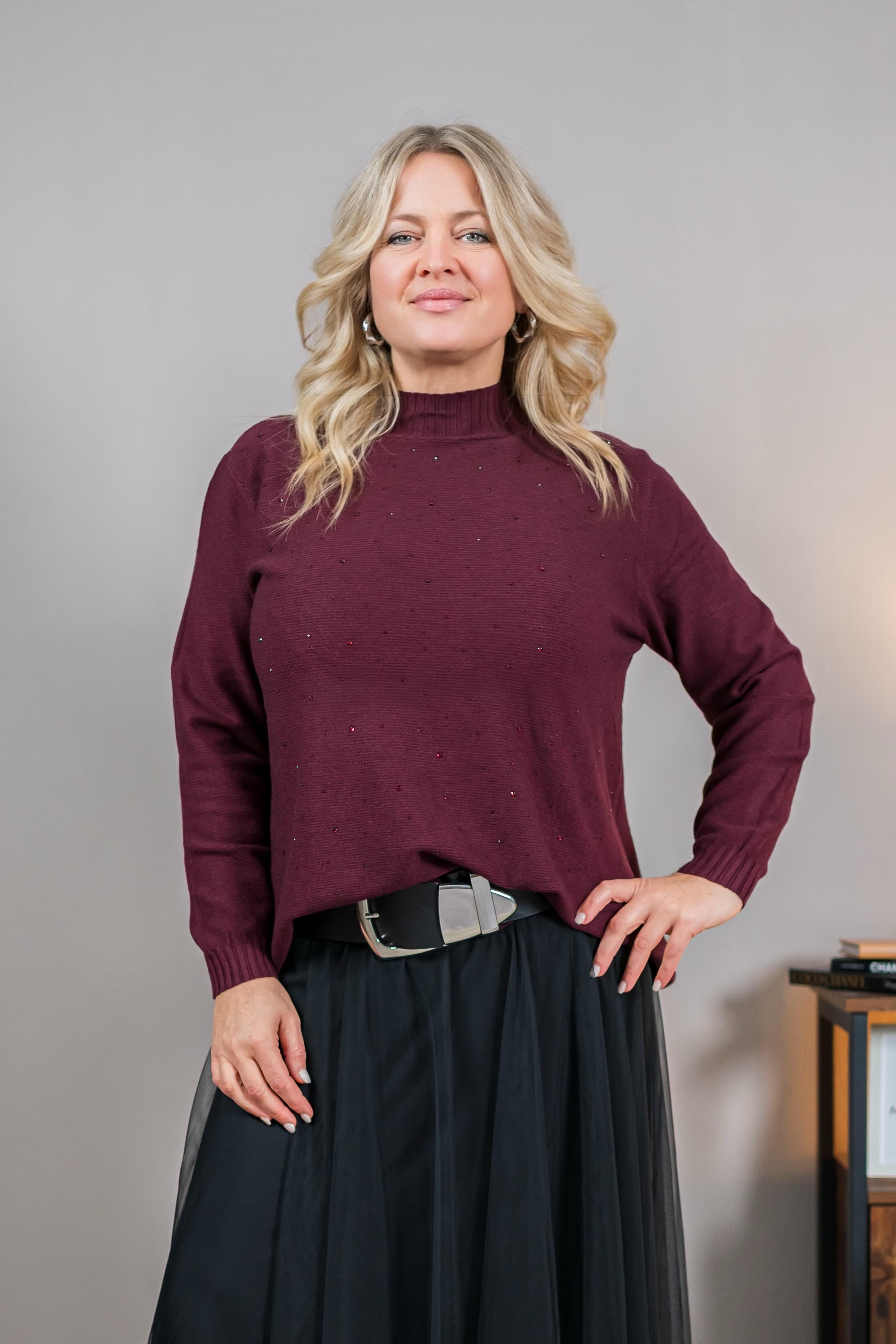 Strickpullover mit Stehkragen und Strasssteinchen, bordeaux