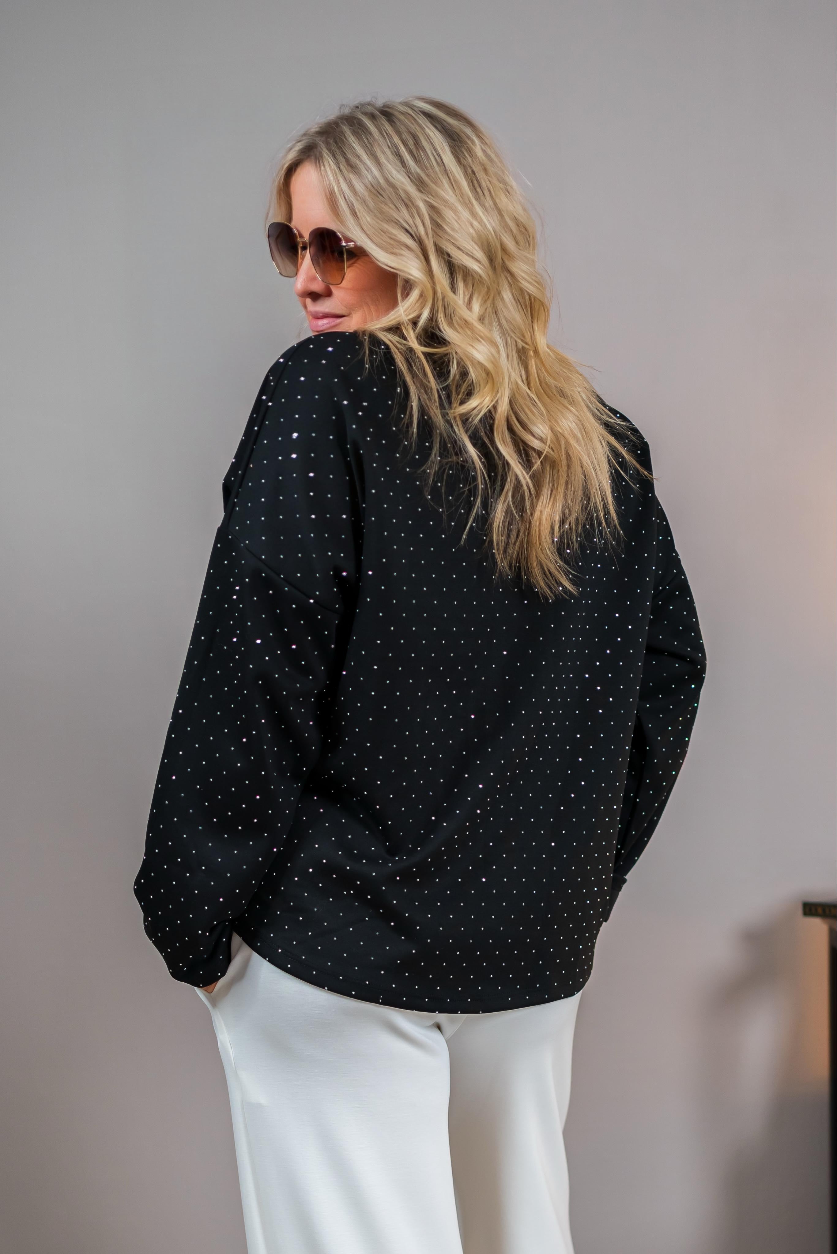 Sweatshirt mit Ziersteinchen und Patch, schwarz