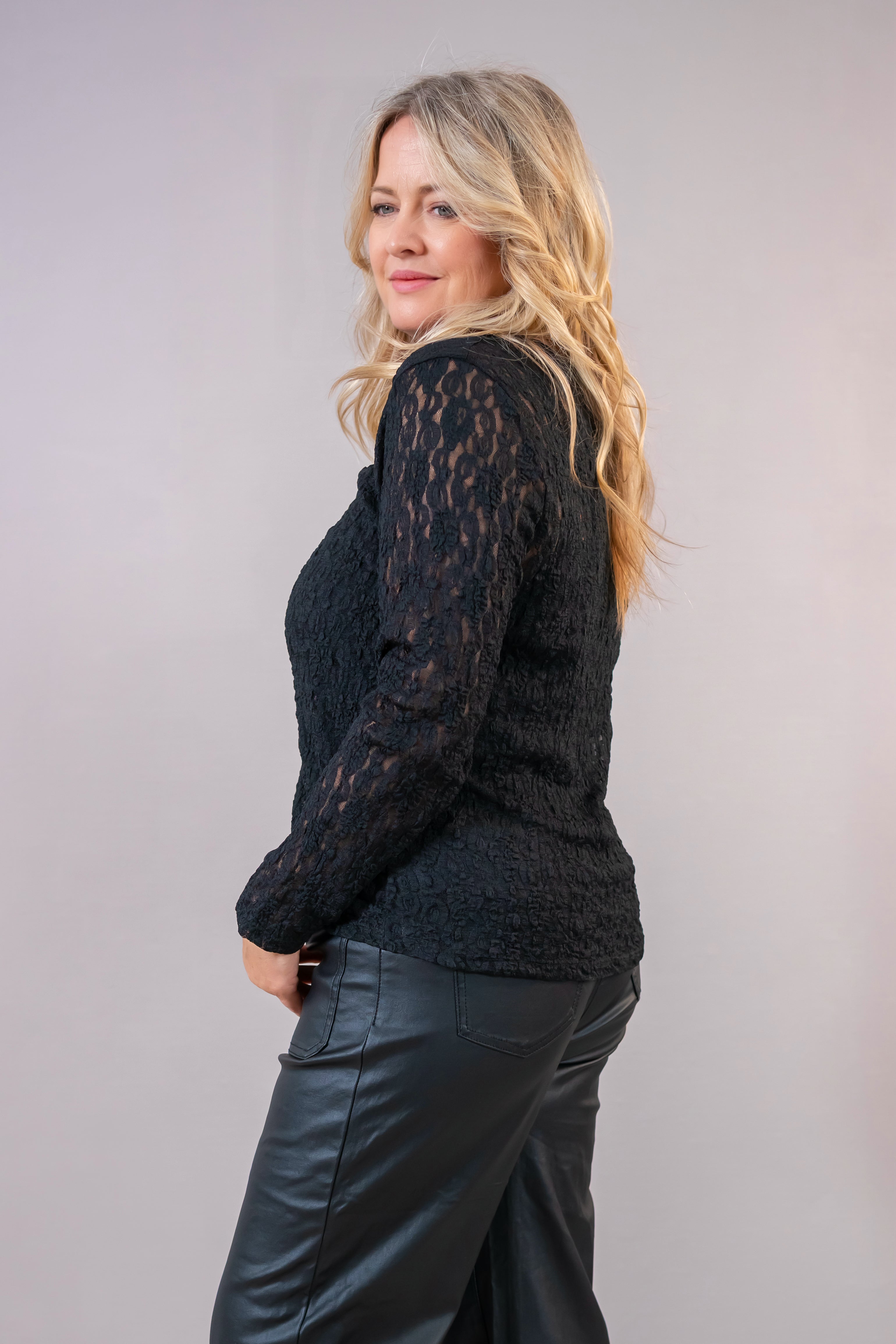 Langarmshirt aus Spitze, schwarz