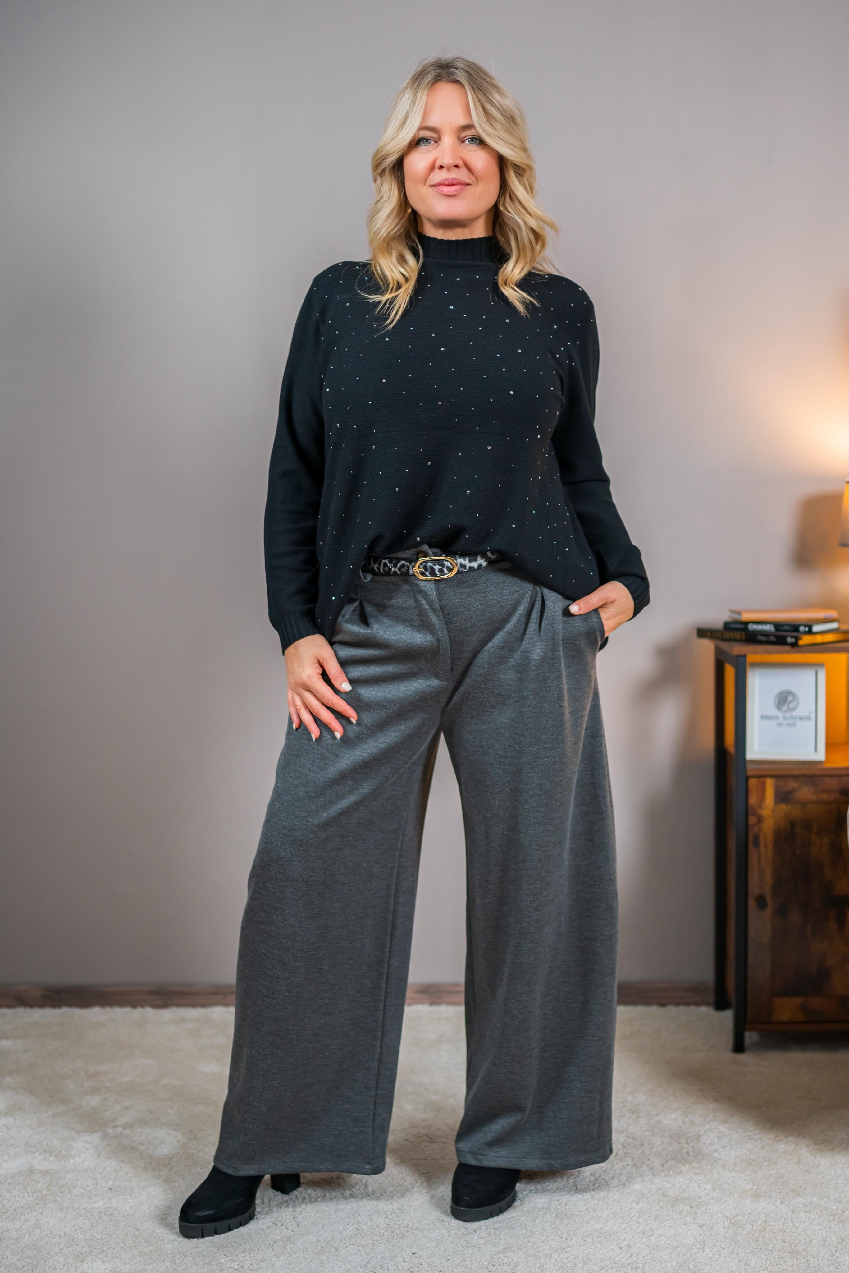 Strickpullover mit Stehkragen und Strasssteinchen, schwarz