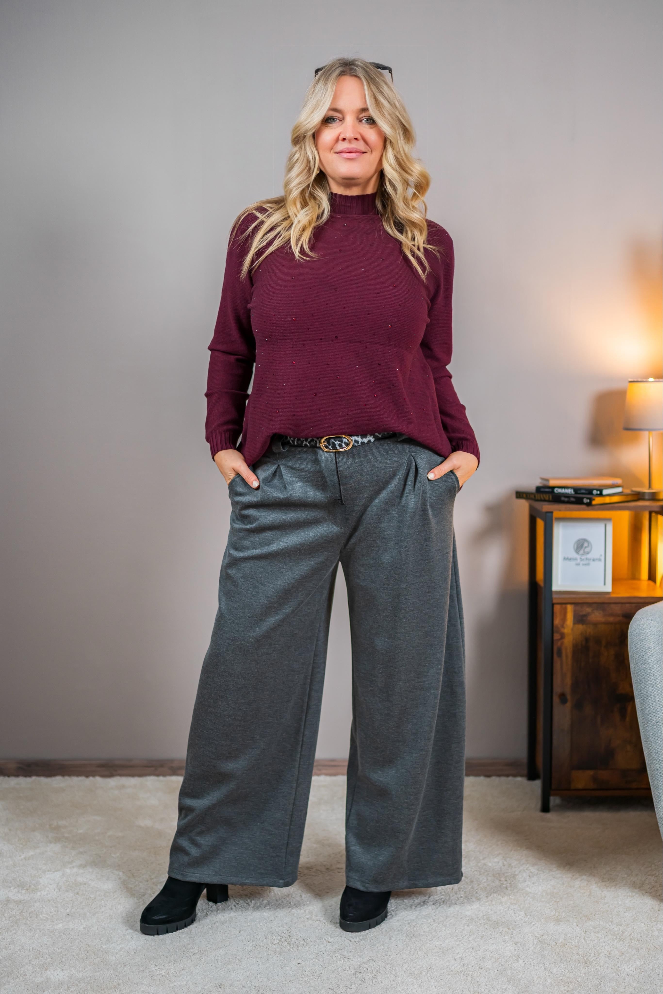 Strickpullover mit Stehkragen und Strasssteinchen, bordeaux