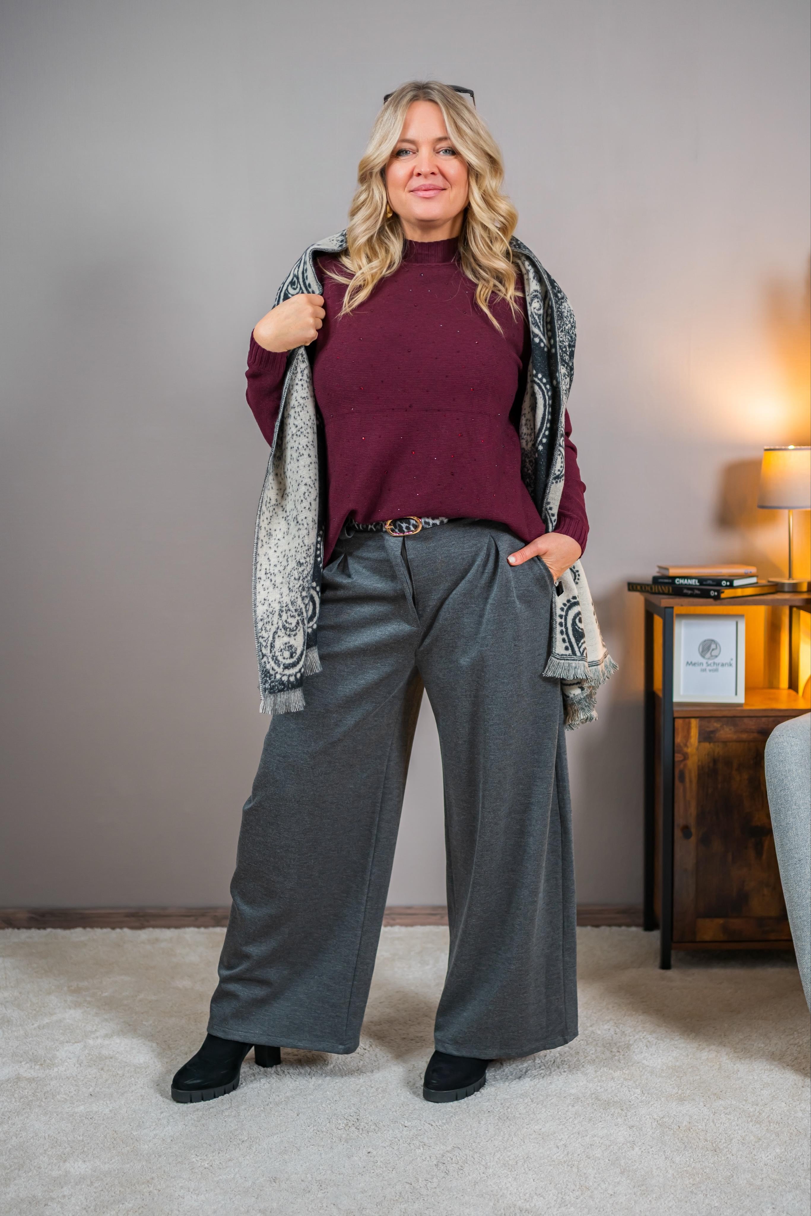 Strickpullover mit Stehkragen und Strasssteinchen, bordeaux