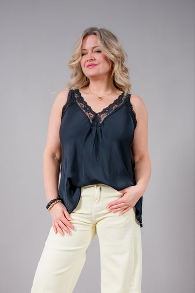 Oversize Top mit Spitzenträger, schwarz