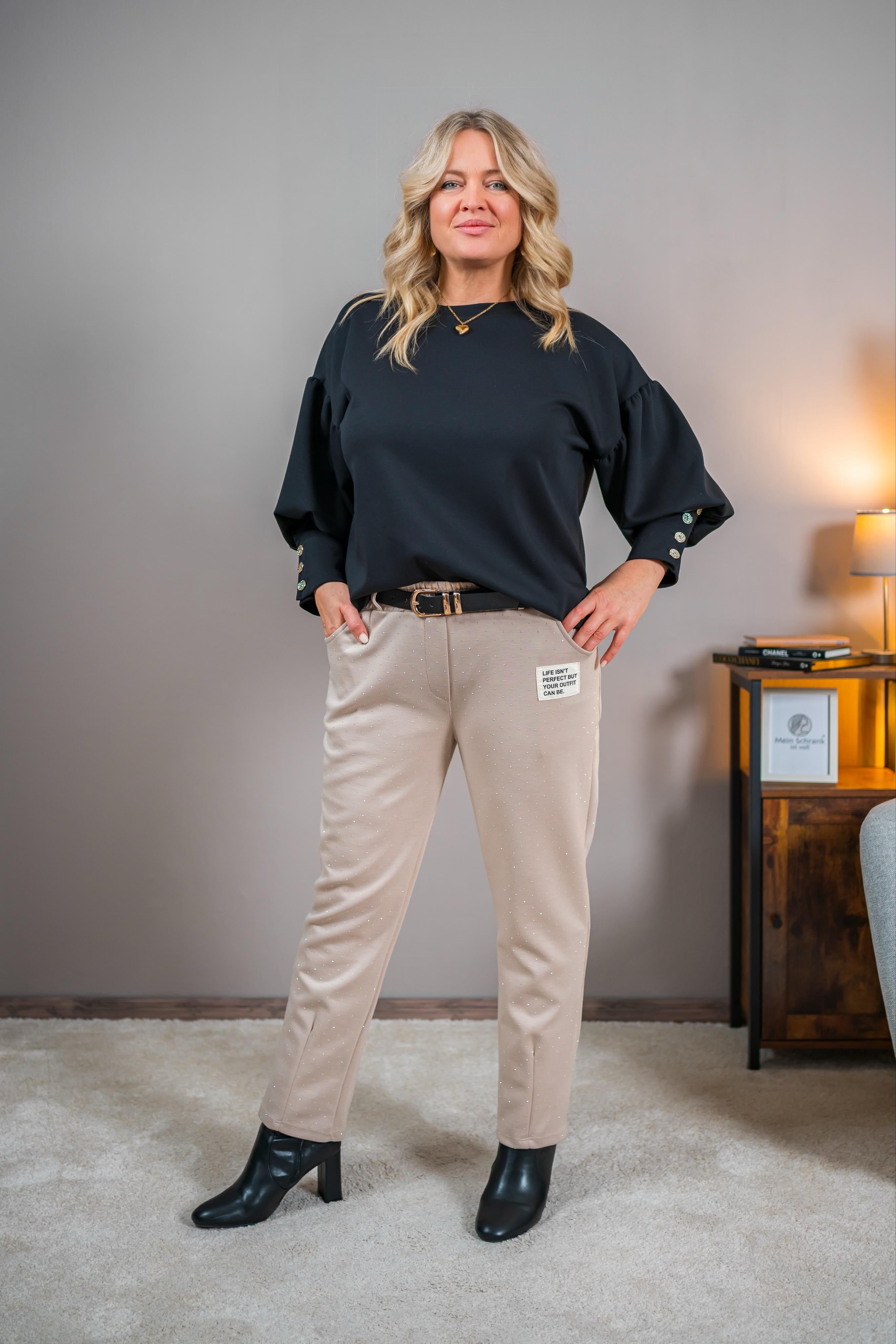 Hose mit Ziersteinchen, Patch und Gürtel, beige