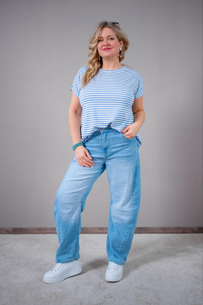 High-Waist Barrel Jeans in Hellblau