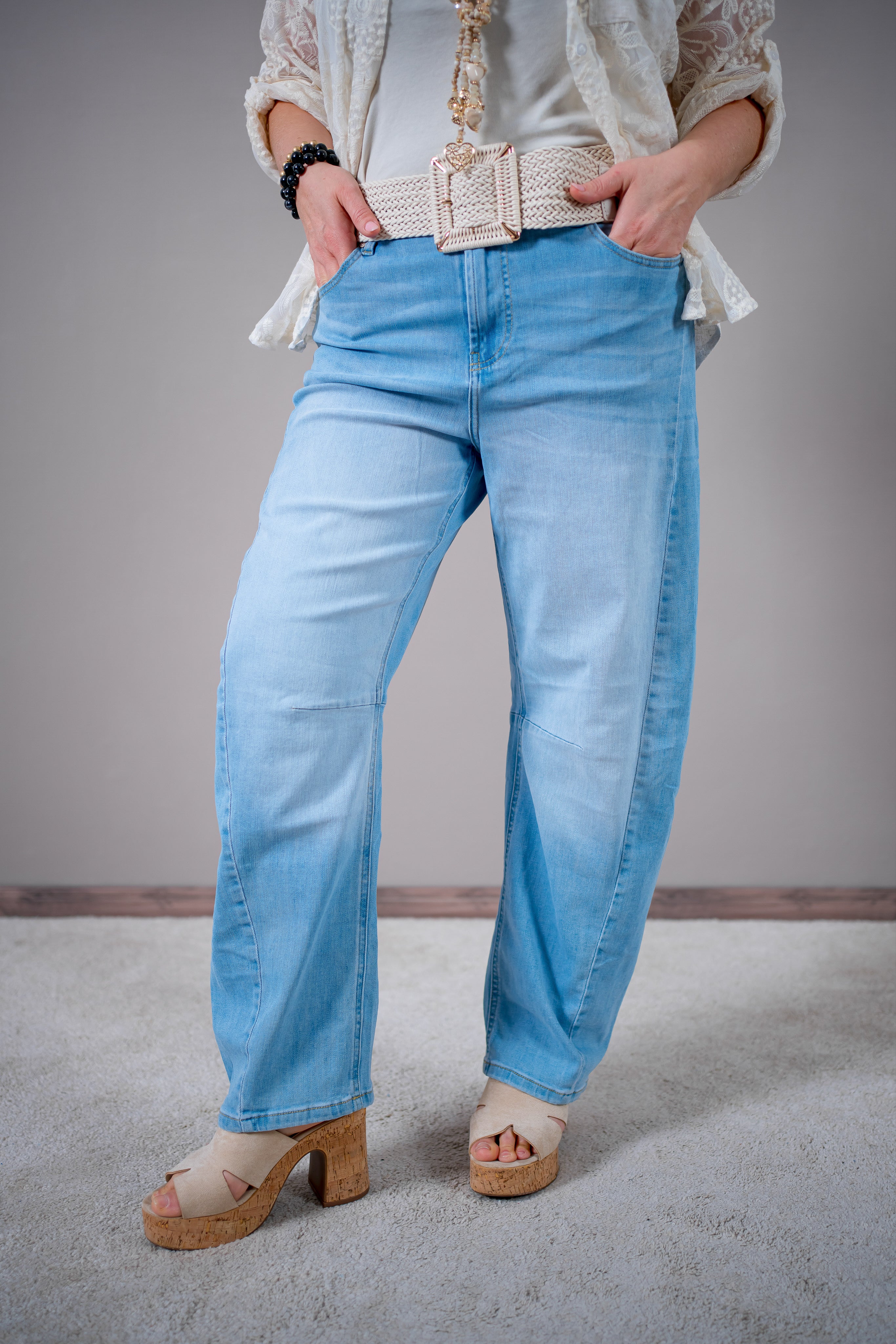 High-Waist Barrel Jeans in Hellblau