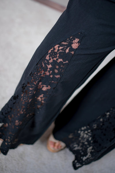 Weite Hose mit Spitzendetail, schwarz