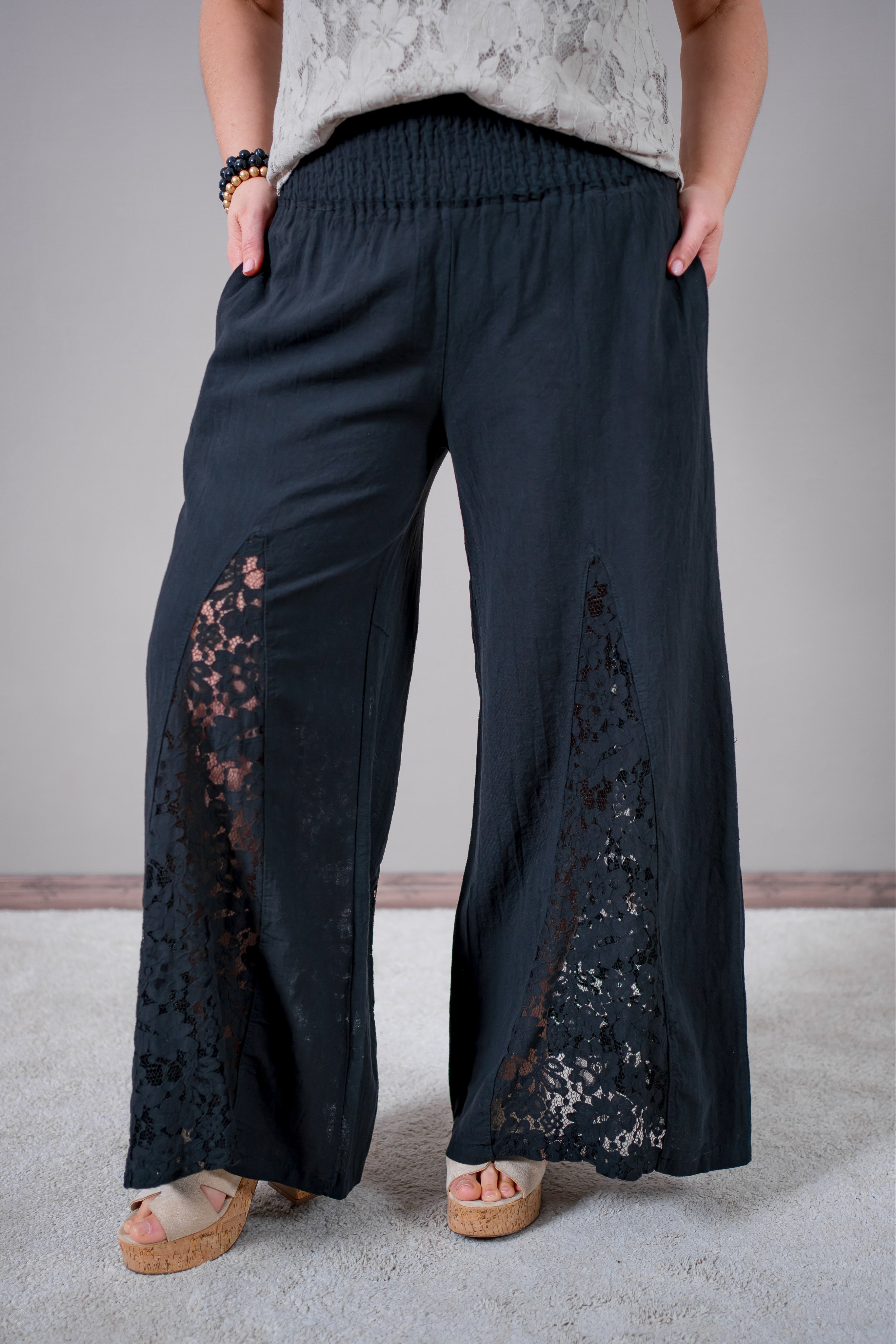 Weite Hose mit Spitzendetail, schwarz