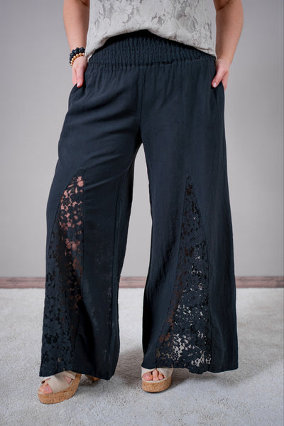 Weite Hose mit Spitzendetail, schwarz