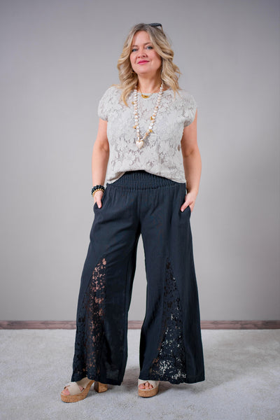 Weite Hose mit Spitzendetail, schwarz