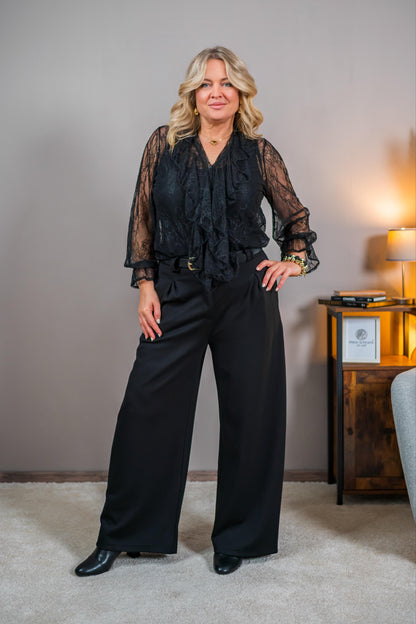 Edle Bluse mit Volant und filigraner Spitze, schwarz