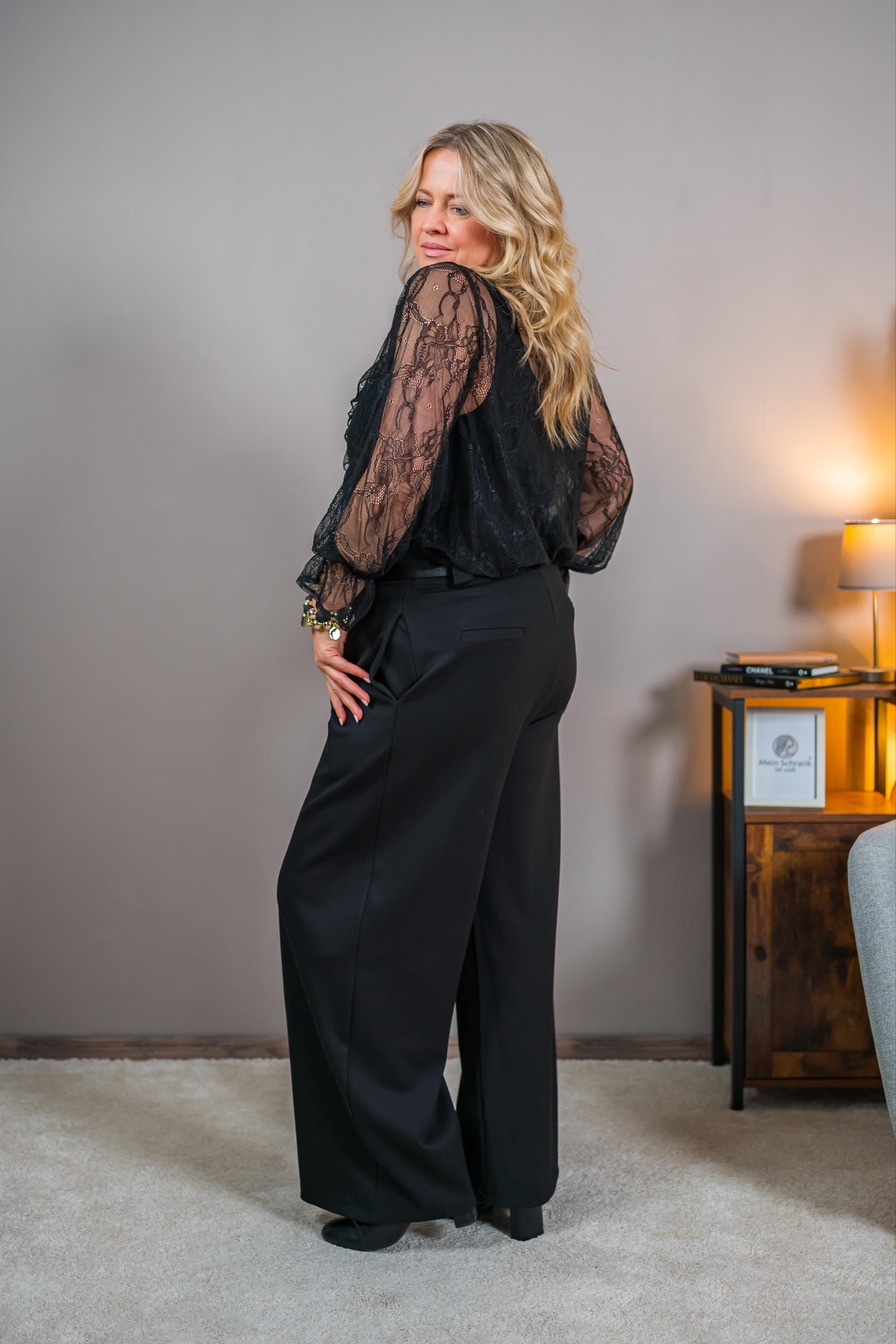 Edle Bluse mit Volant und filigraner Spitze, schwarz