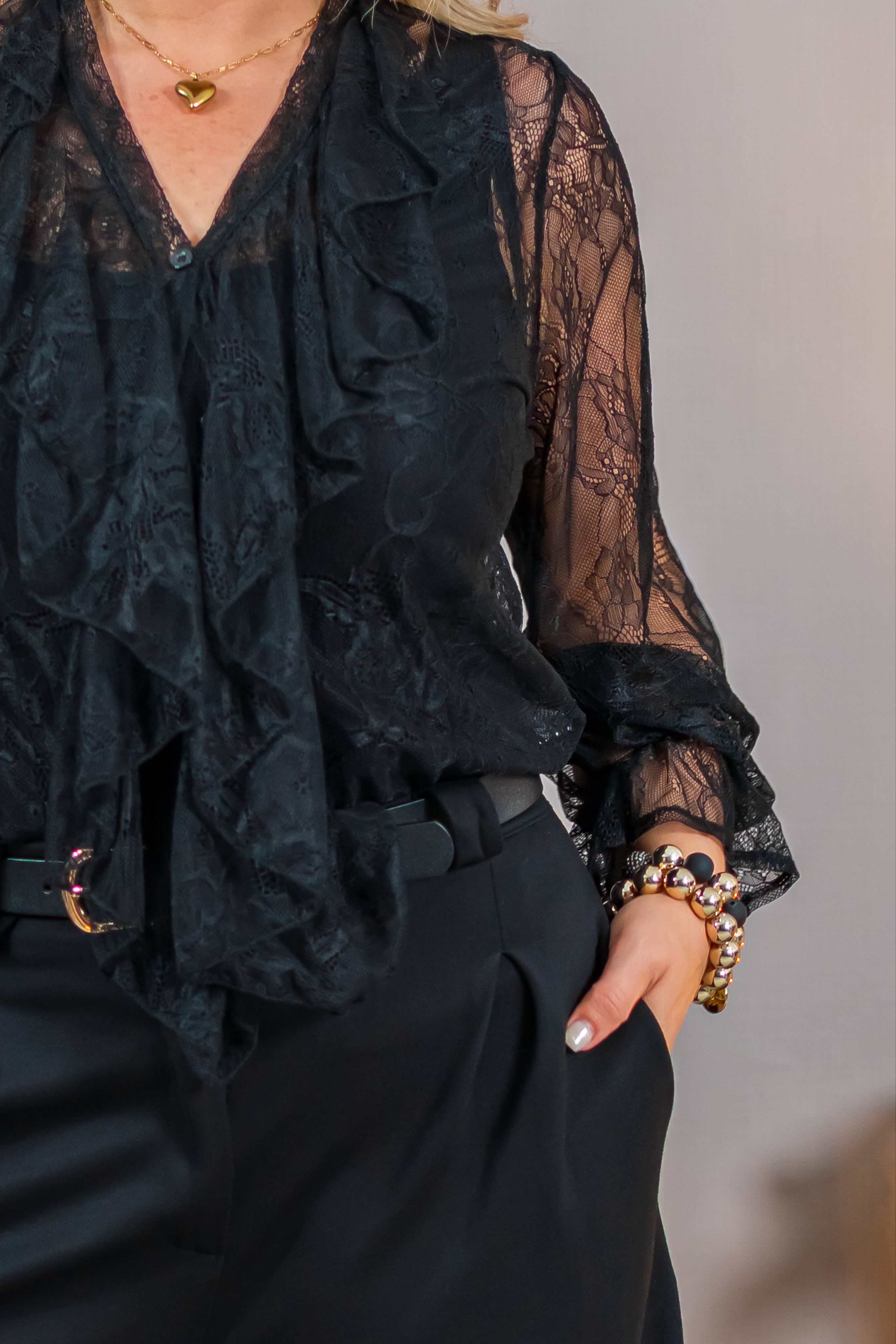 Edle Bluse mit Volant und filigraner Spitze, schwarz