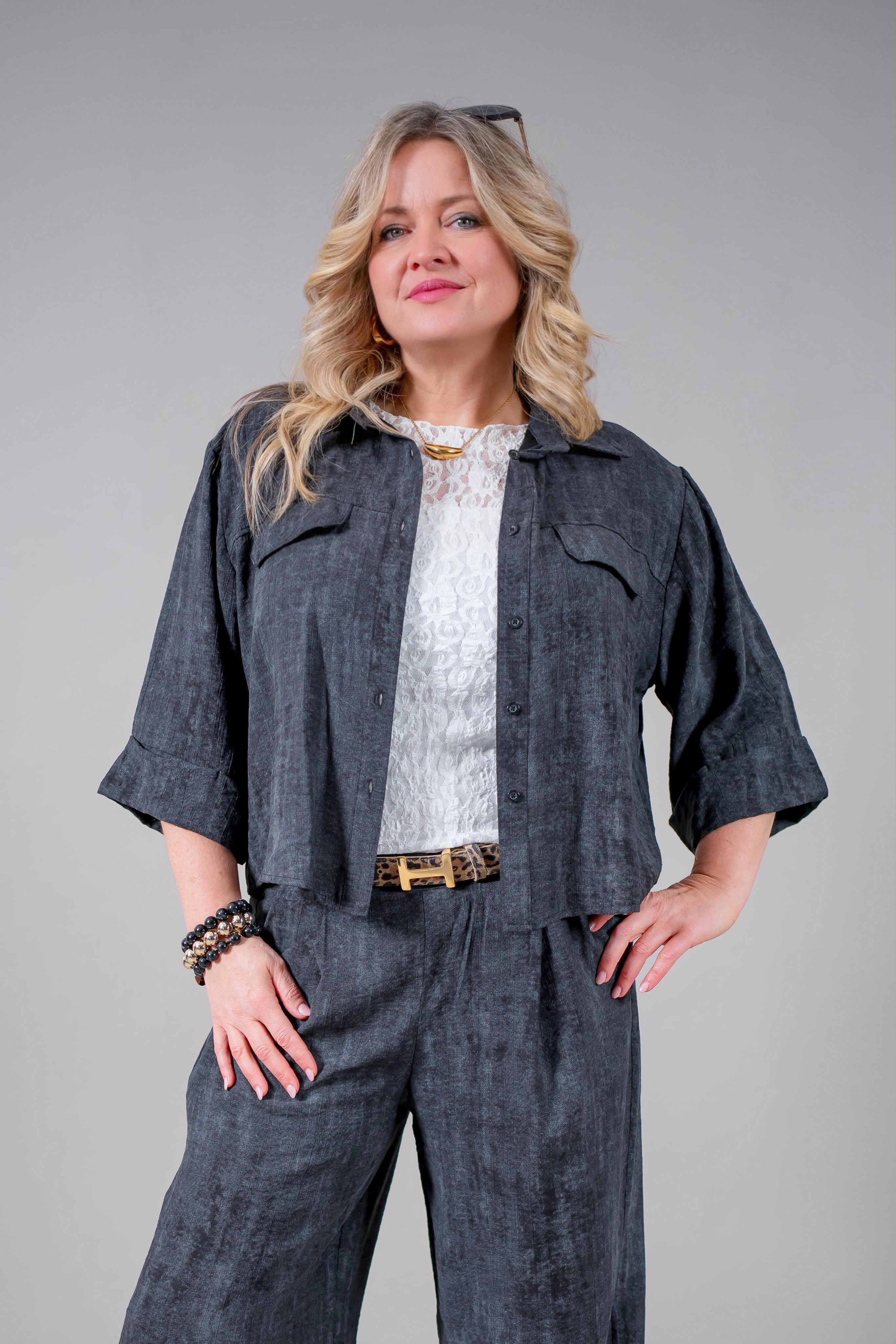 Leichte, kurze Hemdbluse in Anthrazit