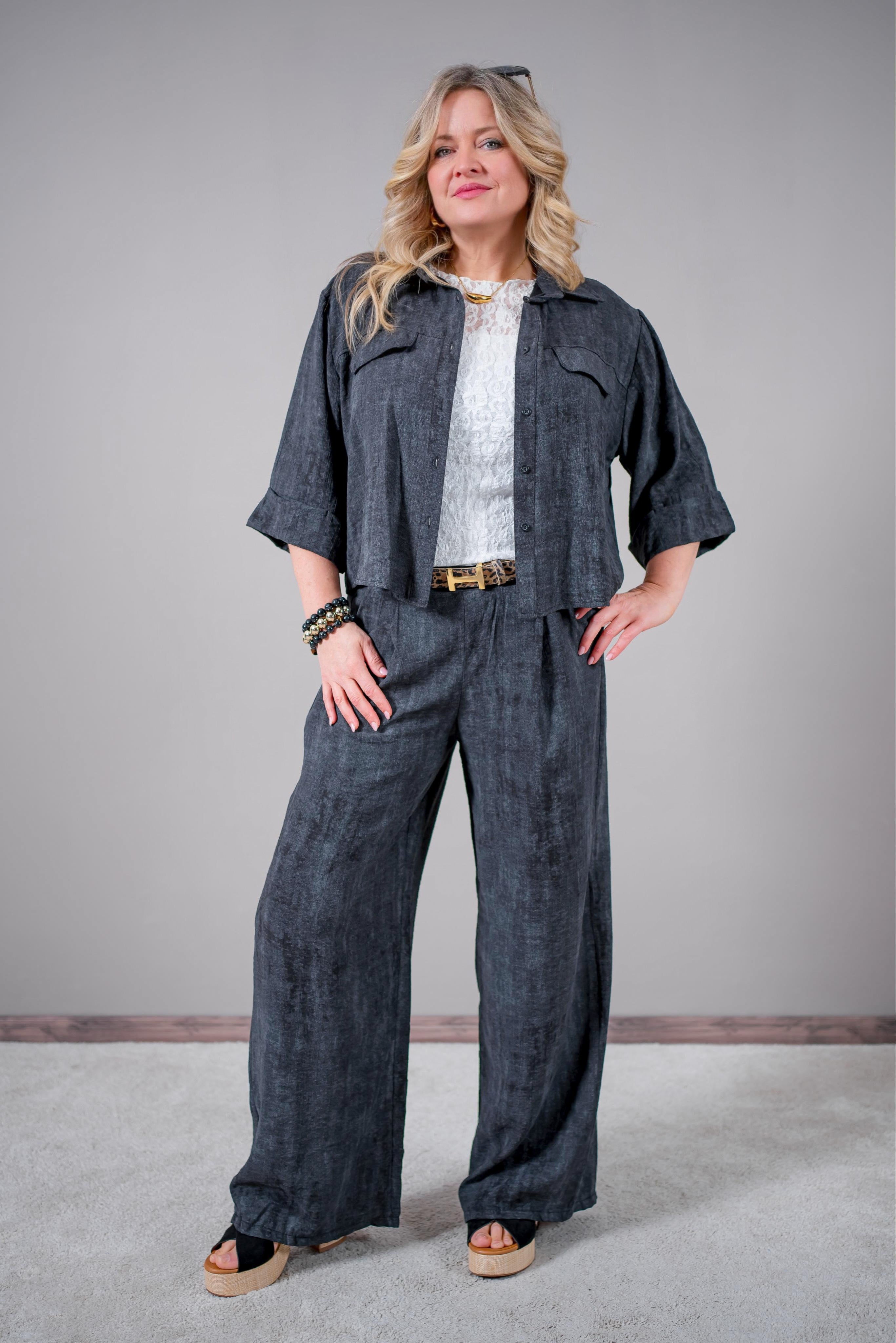 Leichte, kurze Hemdbluse in Anthrazit