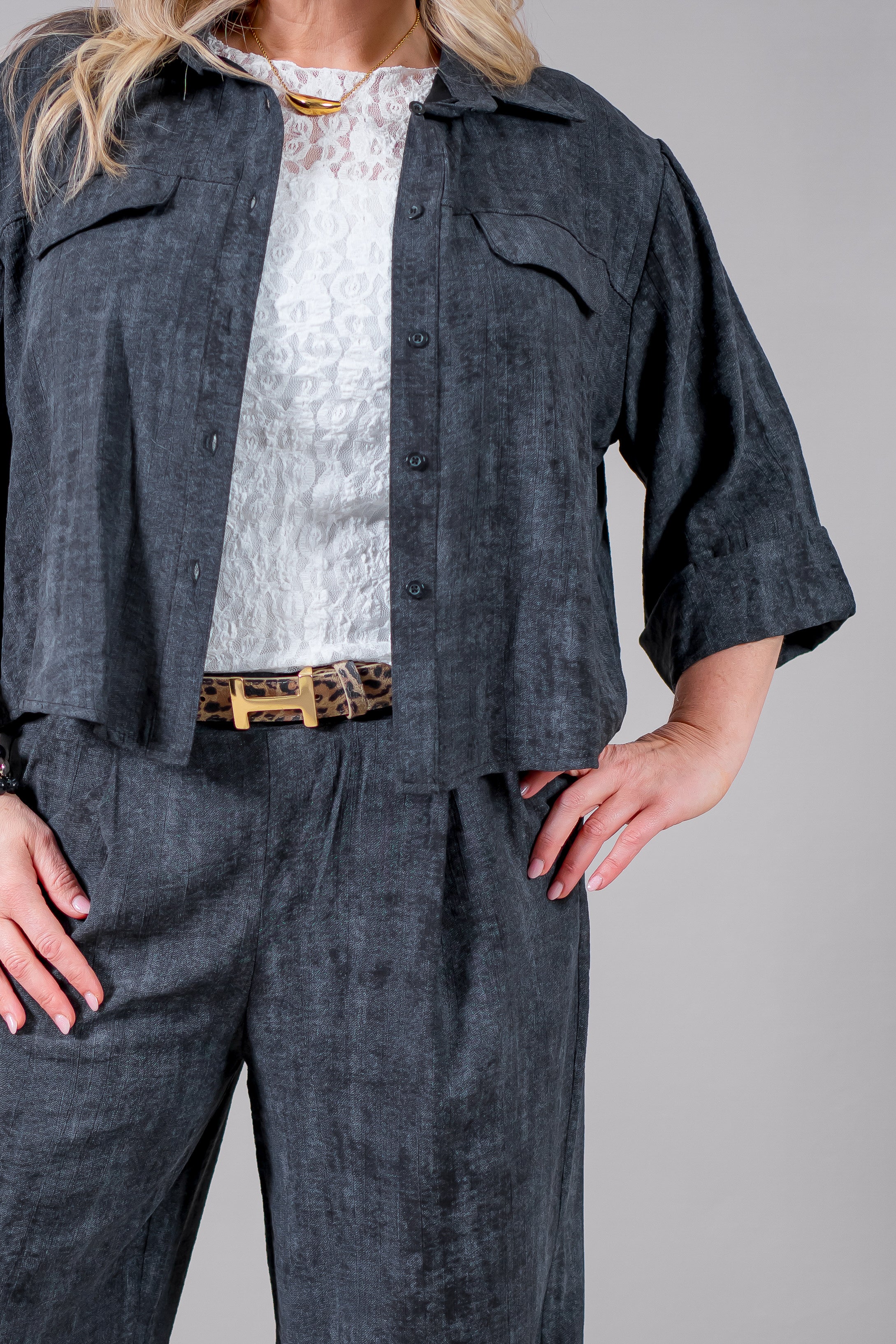 Leichte, kurze Hemdbluse in Anthrazit
