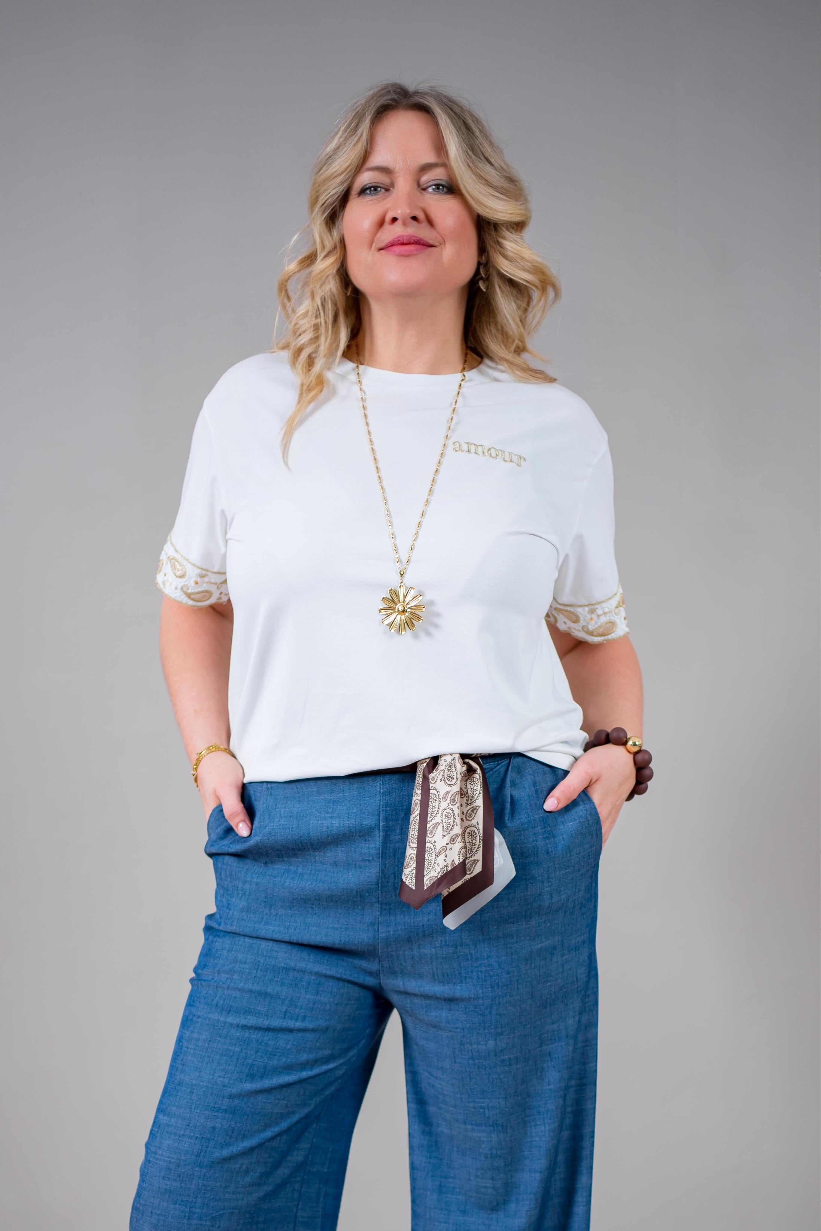 T-Shirt mit "Amour"-Stickerei, weiß