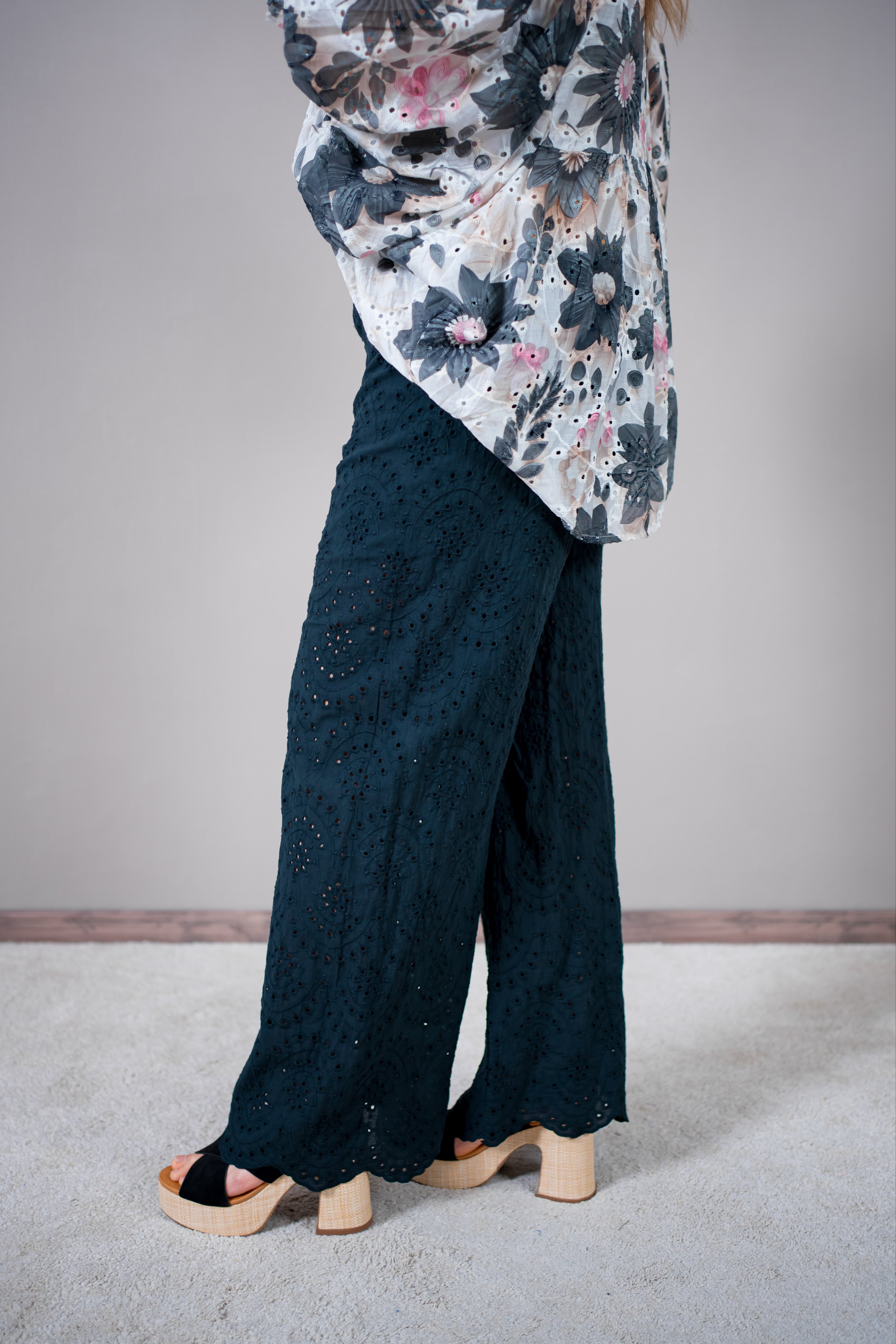 Leichte Baumwollhose mit Lochstickerei und Gürtel, schwarz