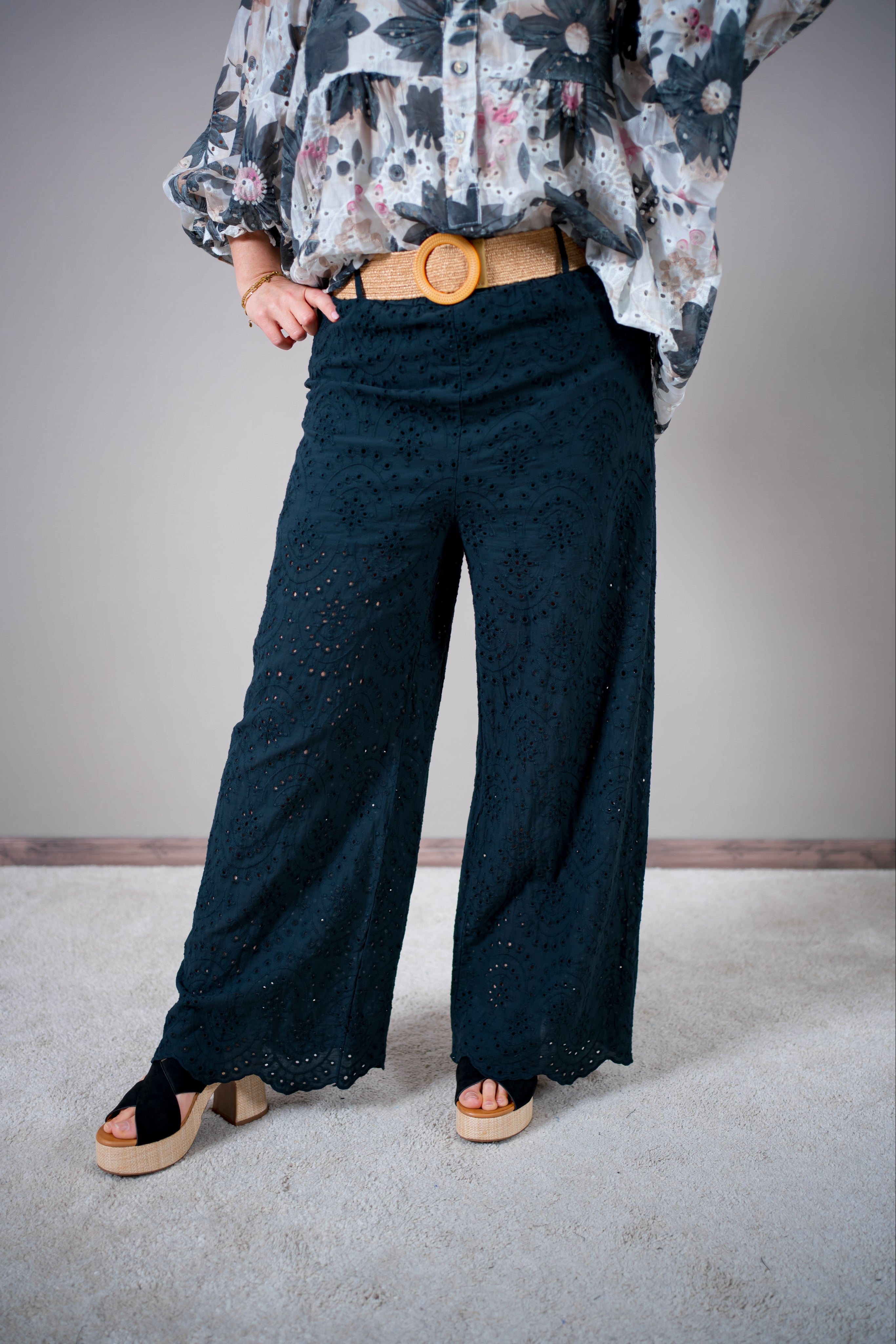 Leichte Baumwollhose mit Lochstickerei und Gürtel, schwarz