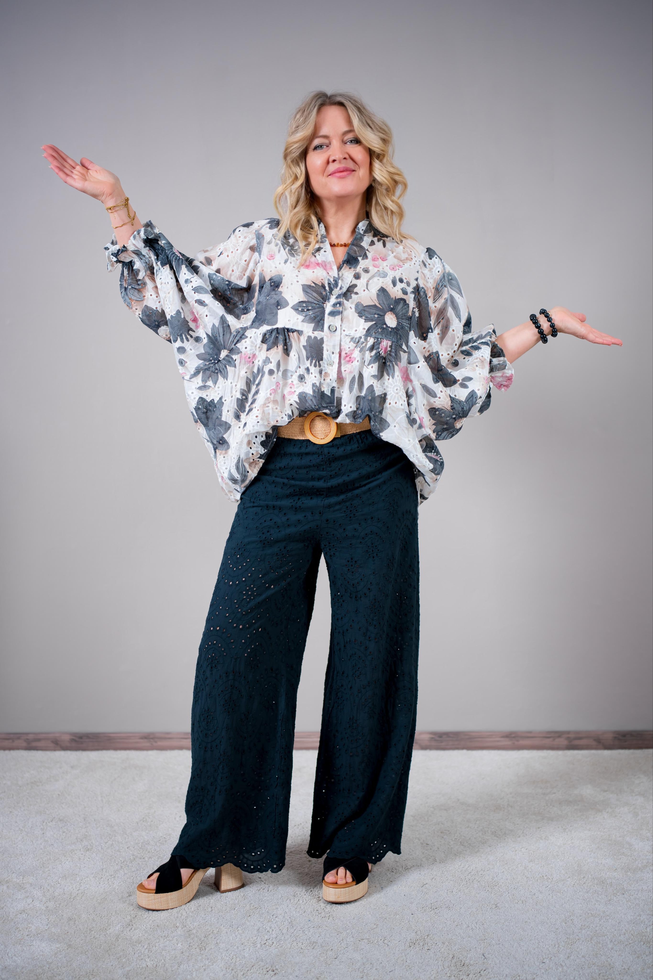 Oversize-Bluse mit Lochstickerei