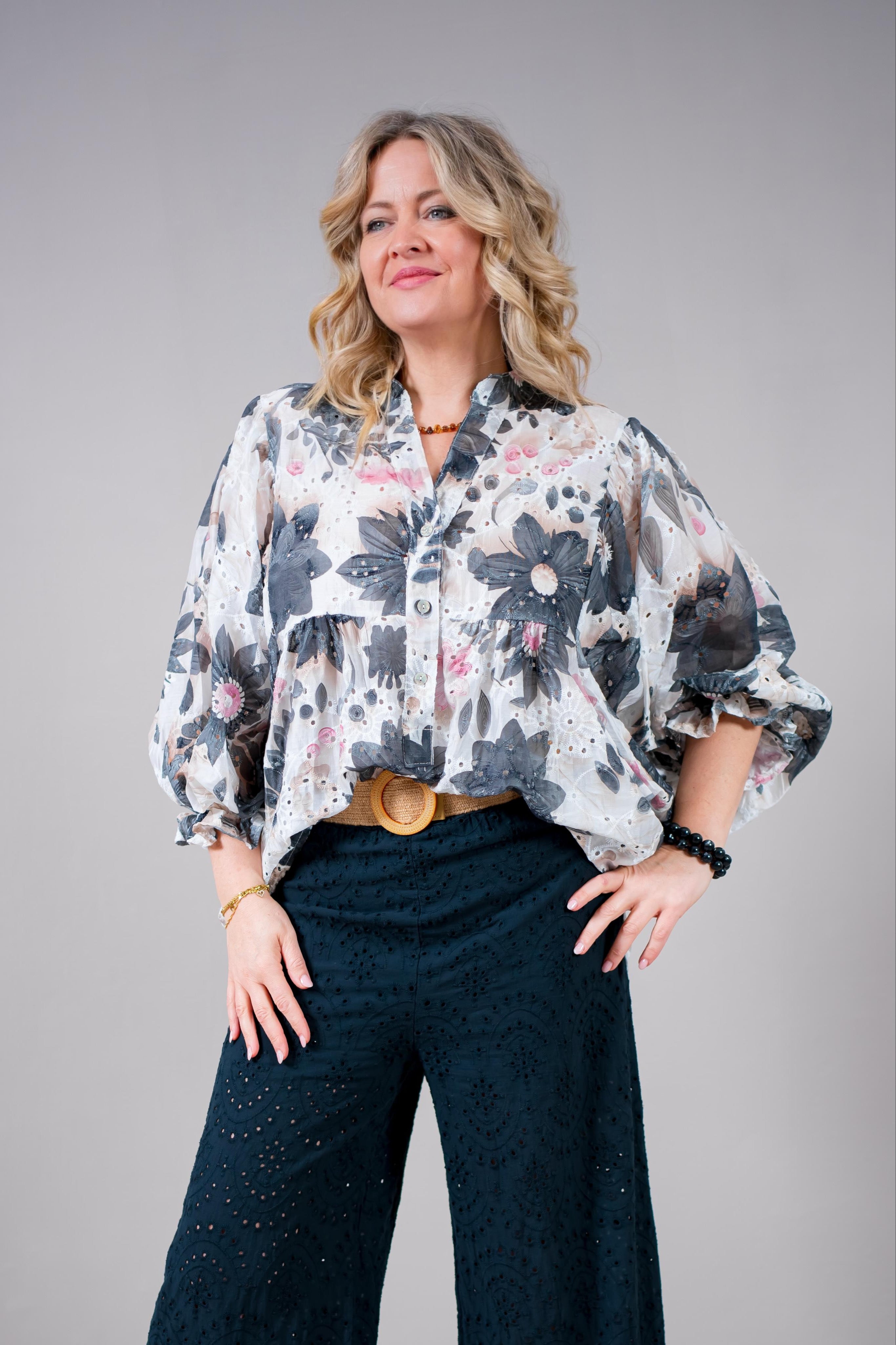 Oversize-Bluse mit Lochstickerei