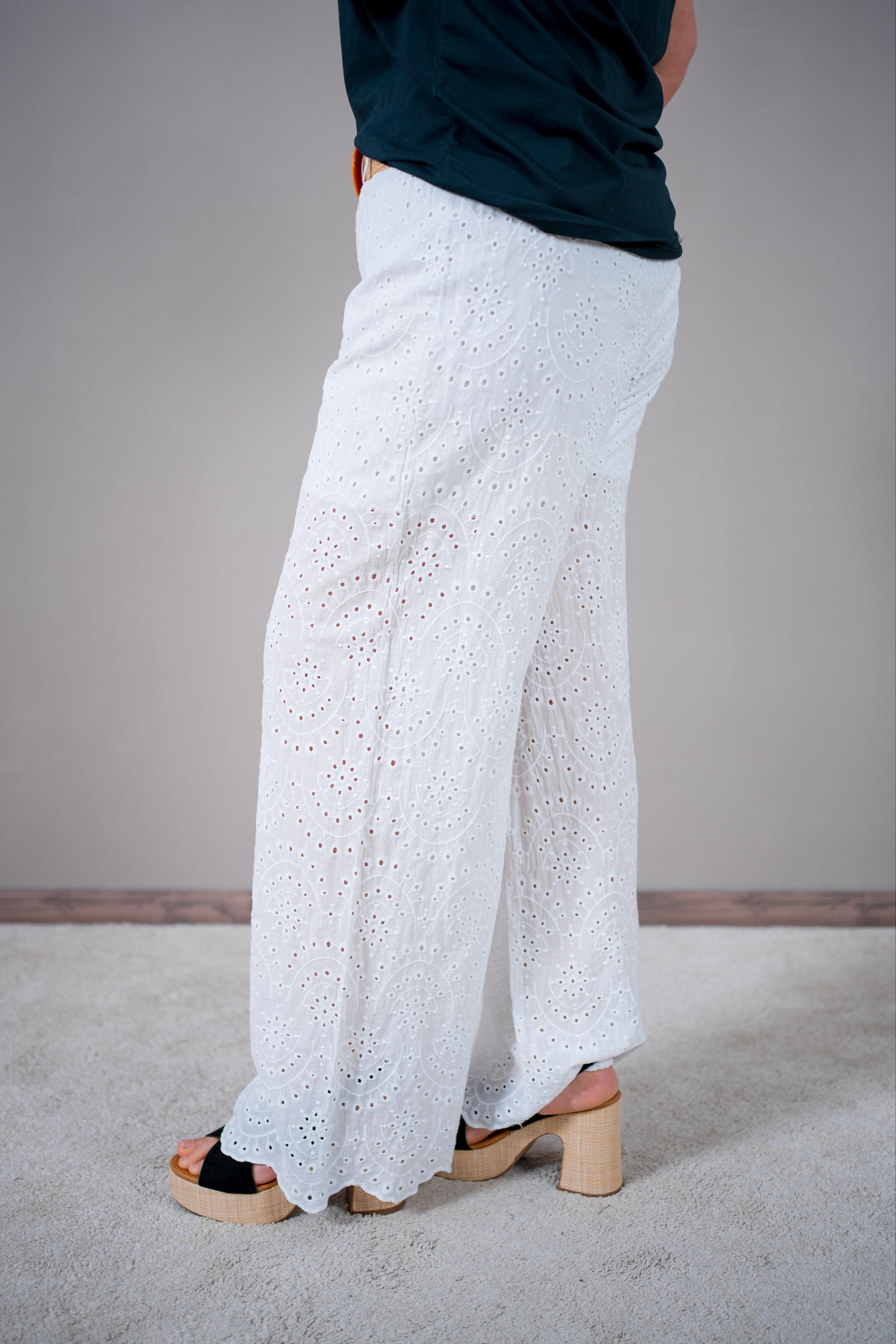 Leichte Baumwollhose mit Lochstickerei und Gürtel, weiß