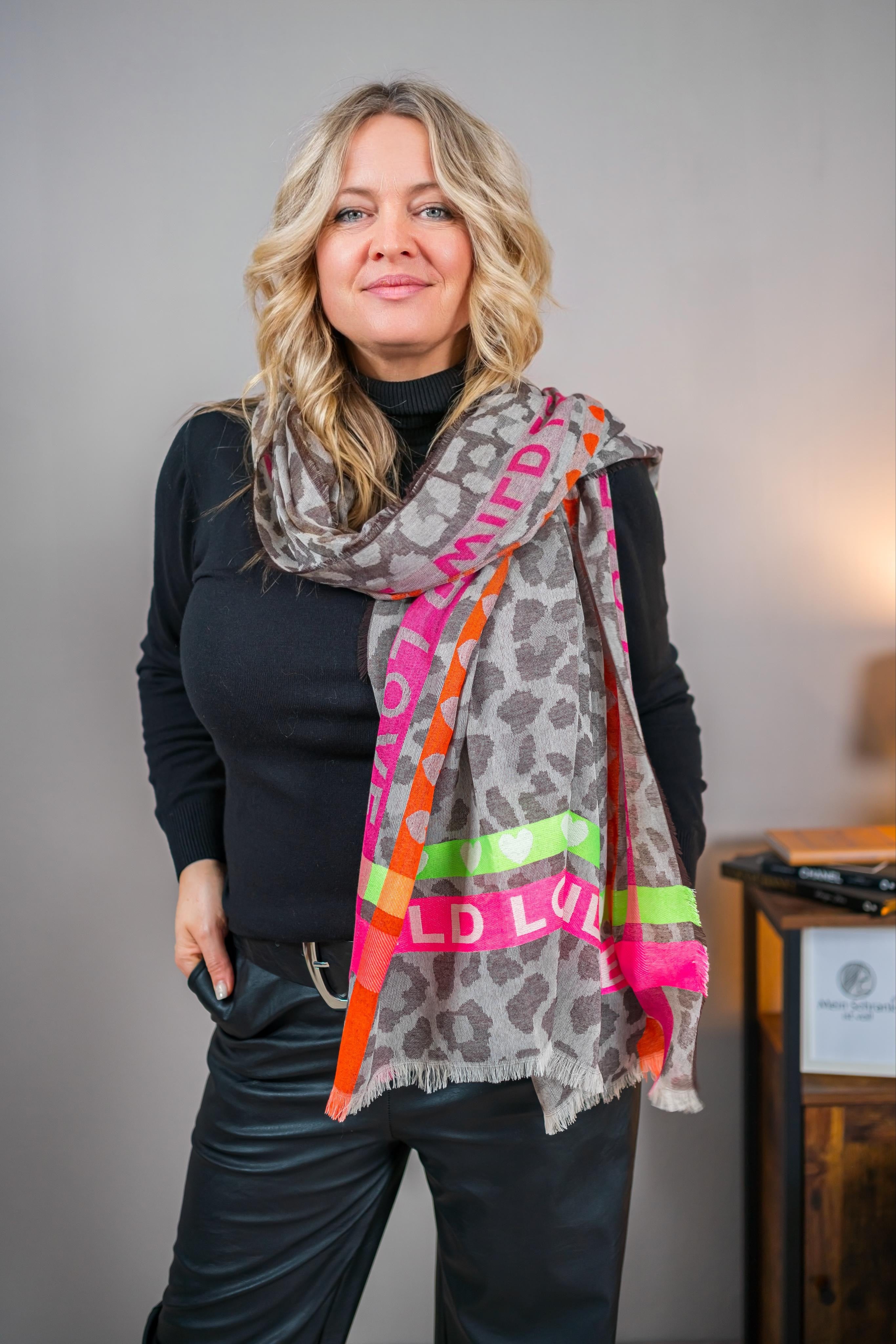 Schal mit Leomuster und Neon-Details, grau