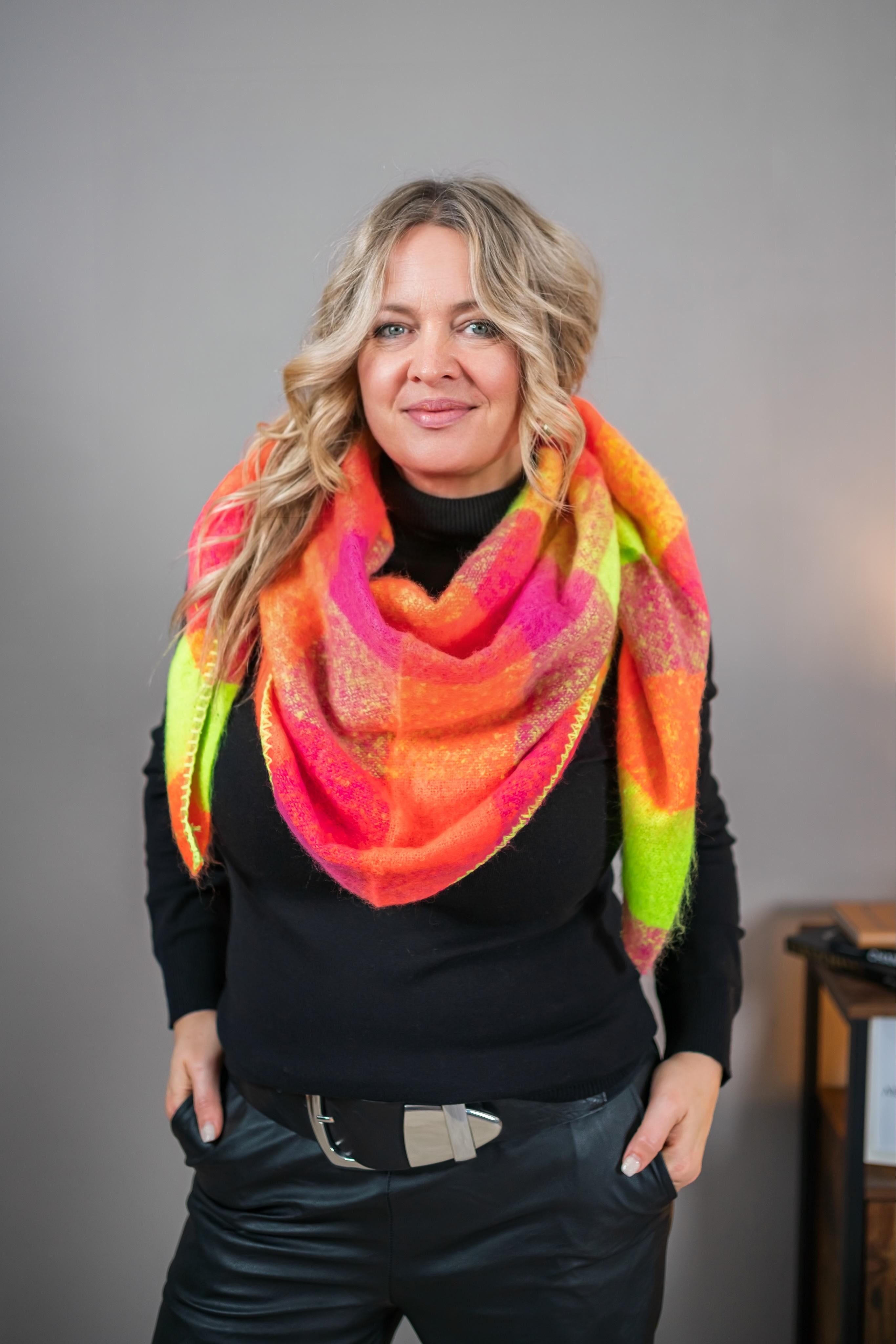 Dreiecksschal mit Neon-Design