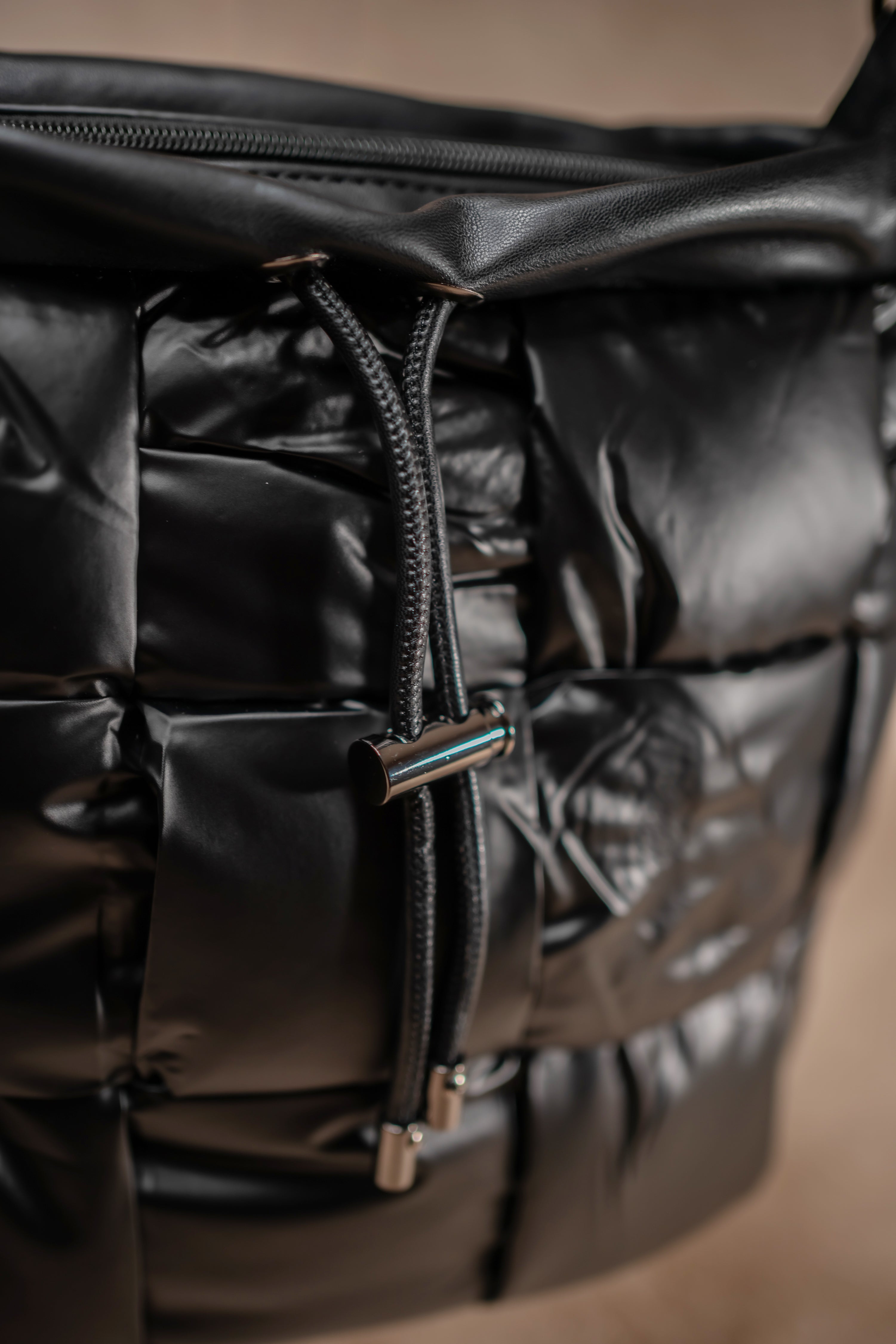 Schultertasche mit Stepp-Optik, metallic-schwarz