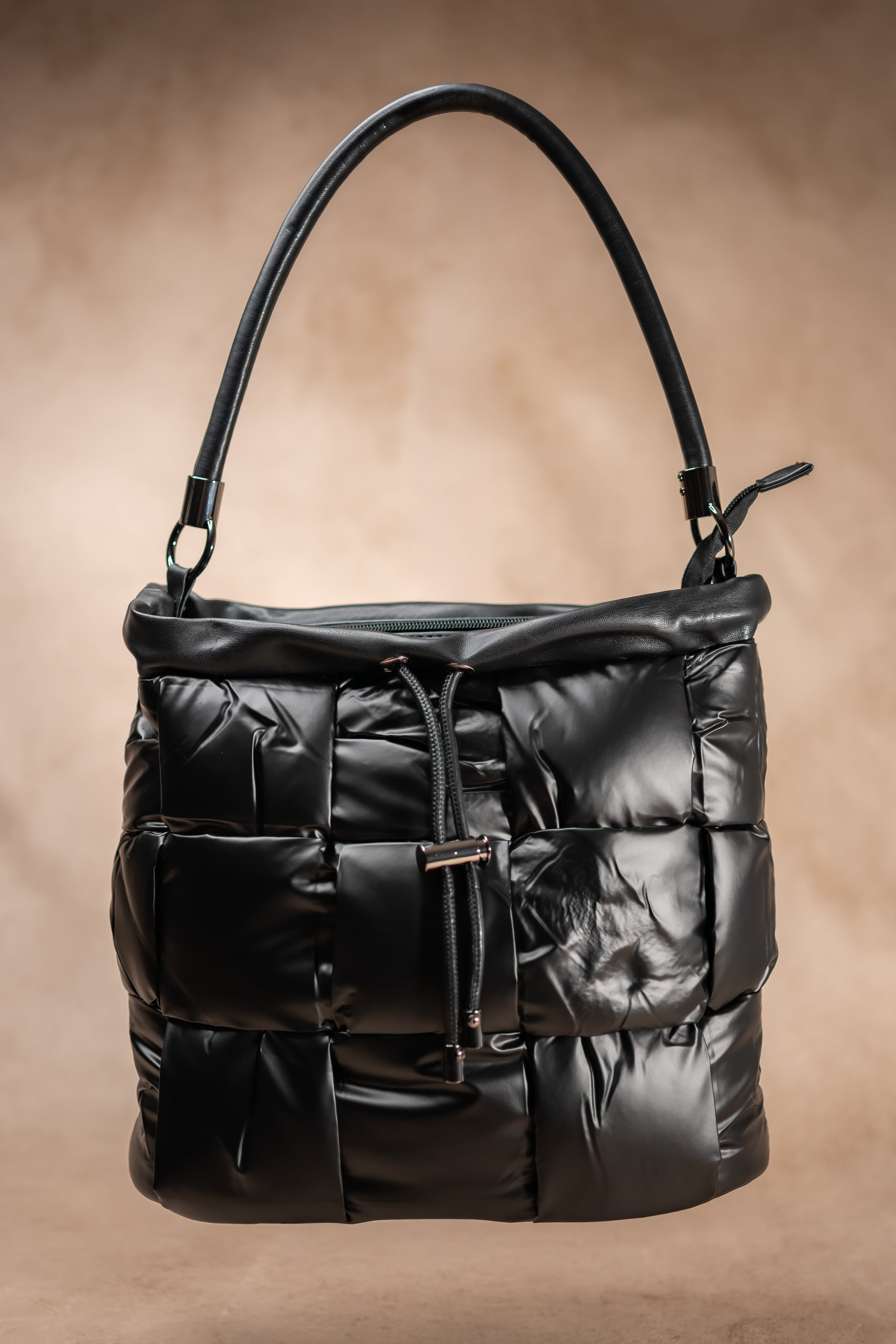 Schultertasche mit Stepp-Optik, metallic-schwarz