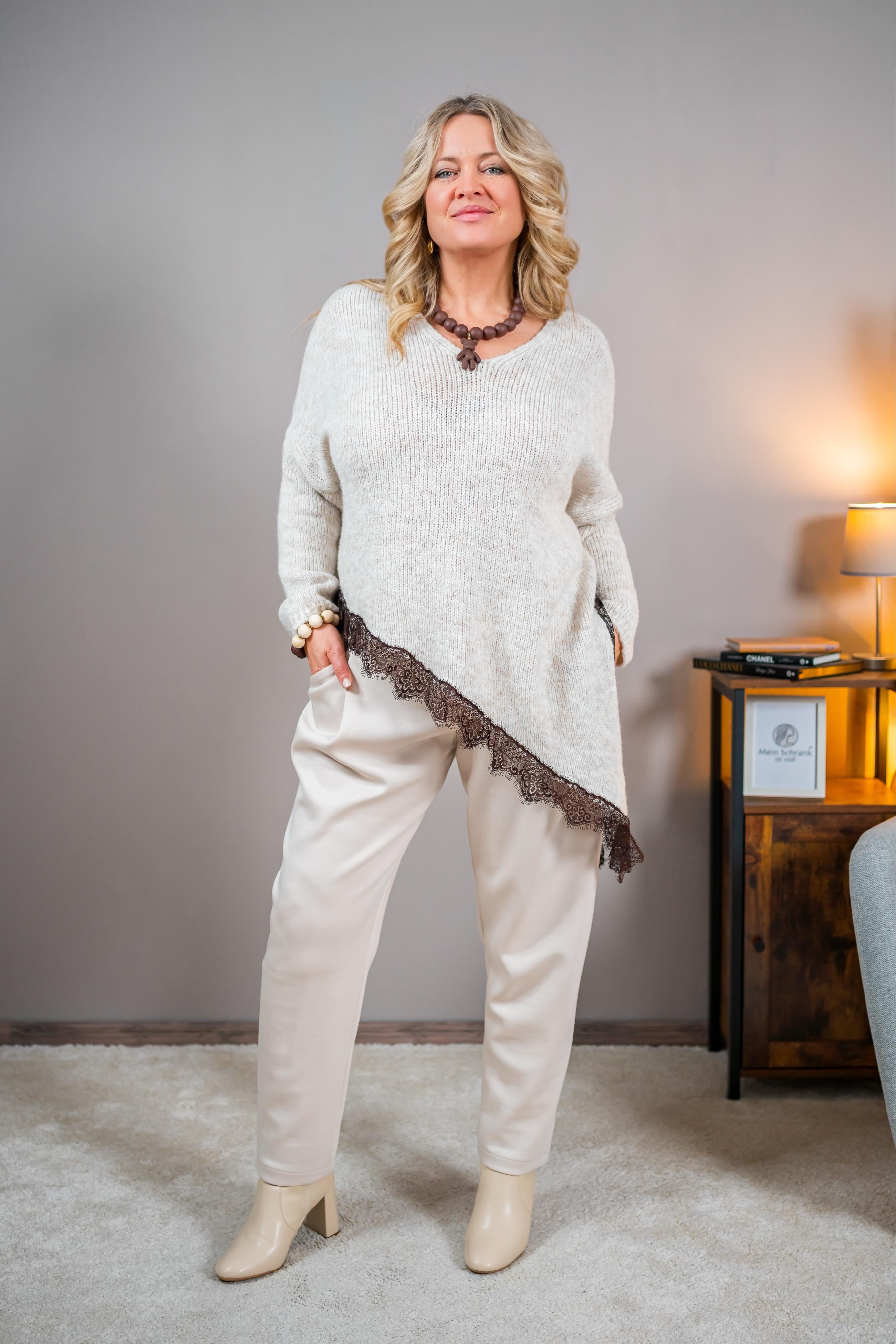 Strickpullover mit Spitzenkante, hellbeige