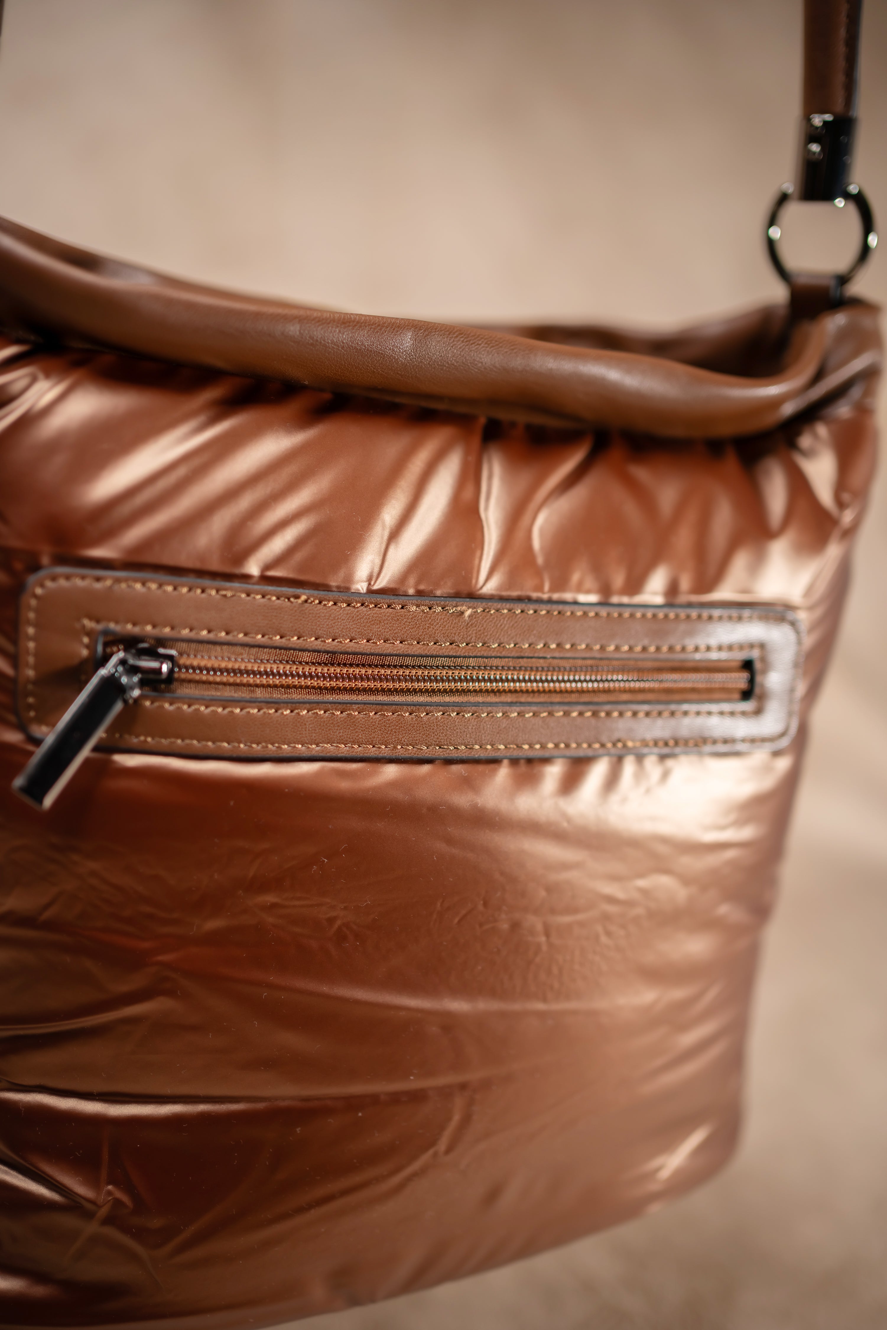 Schultertasche mit Stepp-Optik, metallic-coffee