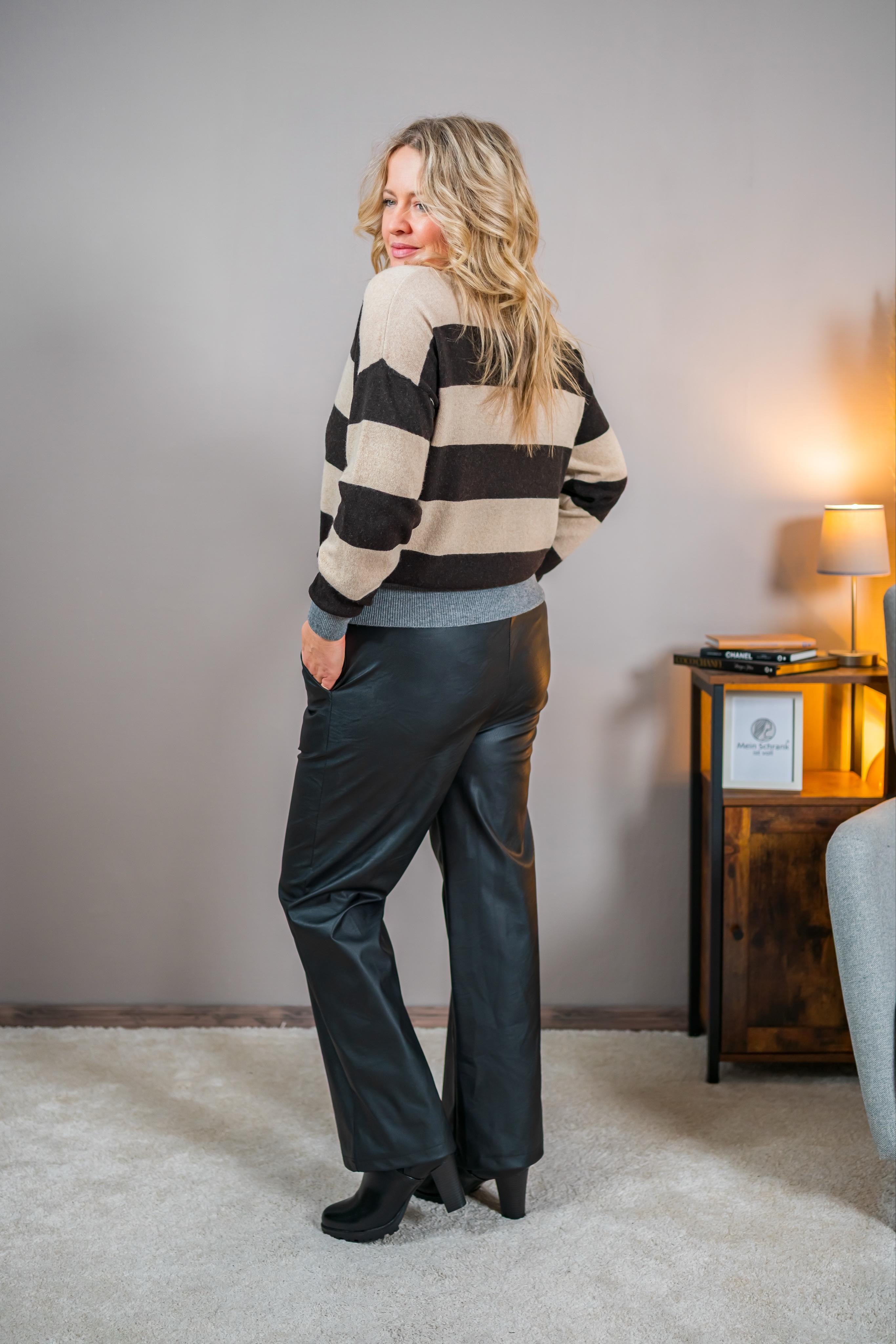 Gestreifter Strickpullover, beige/schwarz