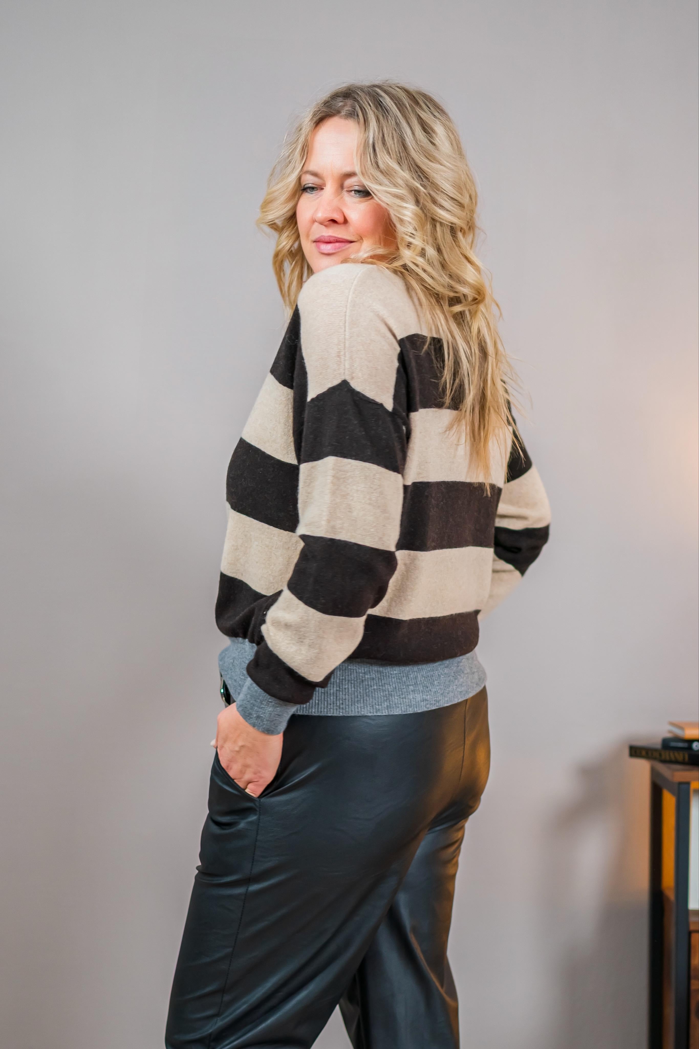 Gestreifter Strickpullover, beige/schwarz