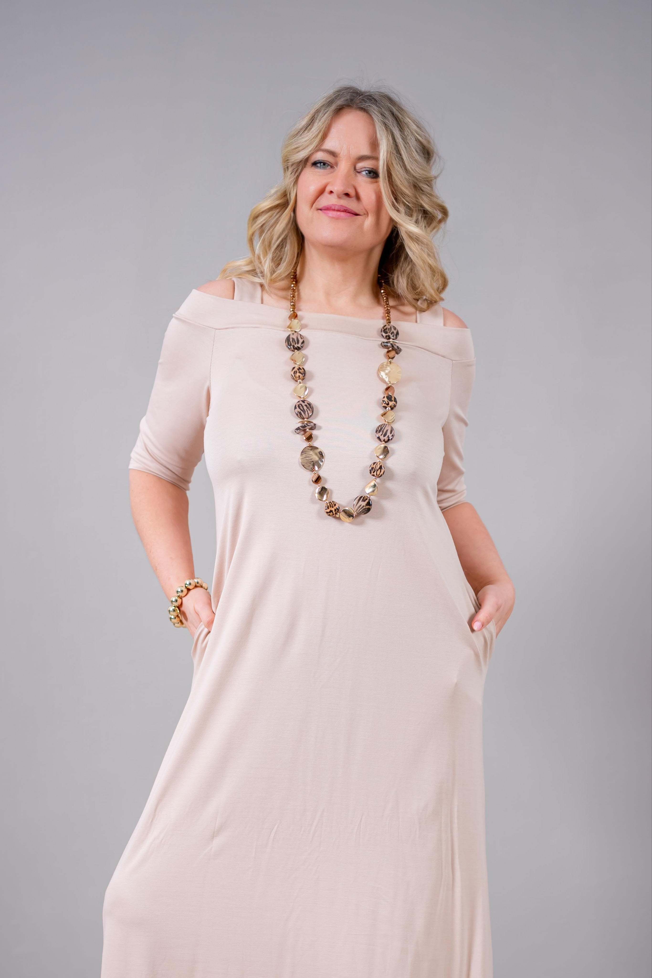 Langes Kleid in Nude