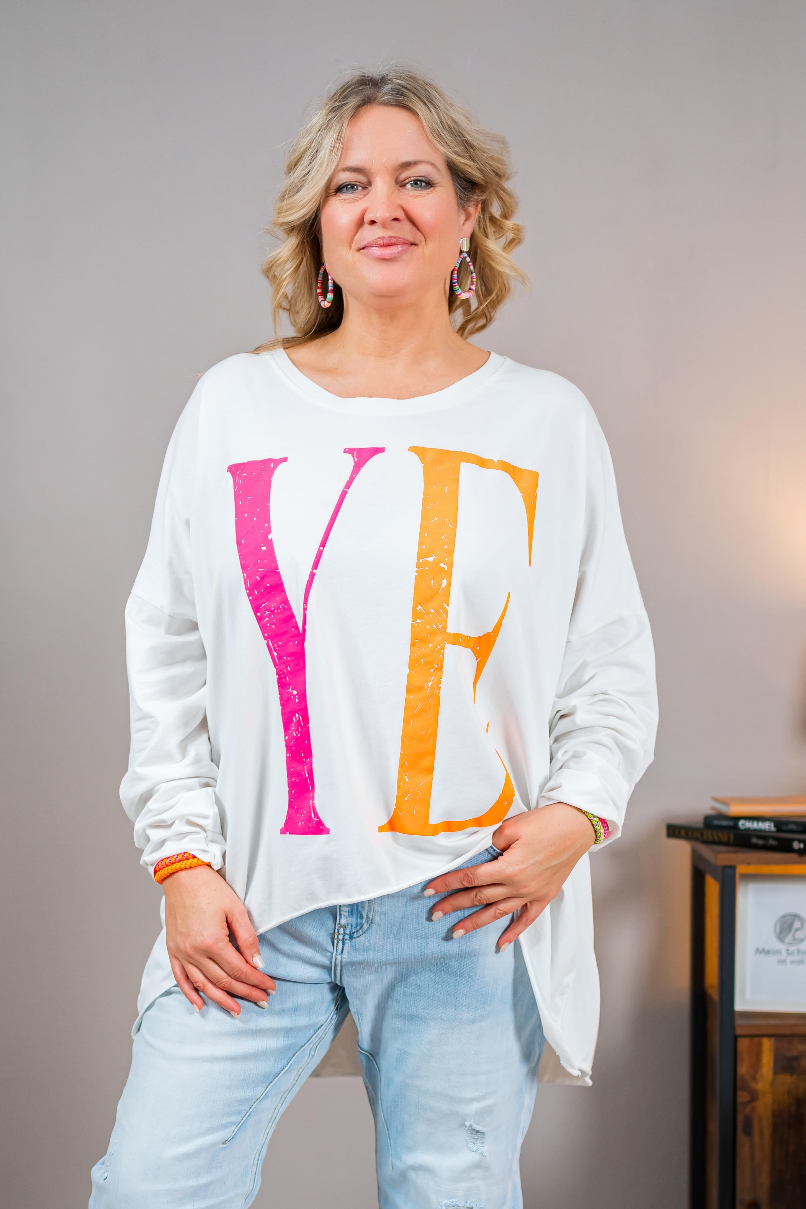 Oversized Shirt "YEAH" in Weiß