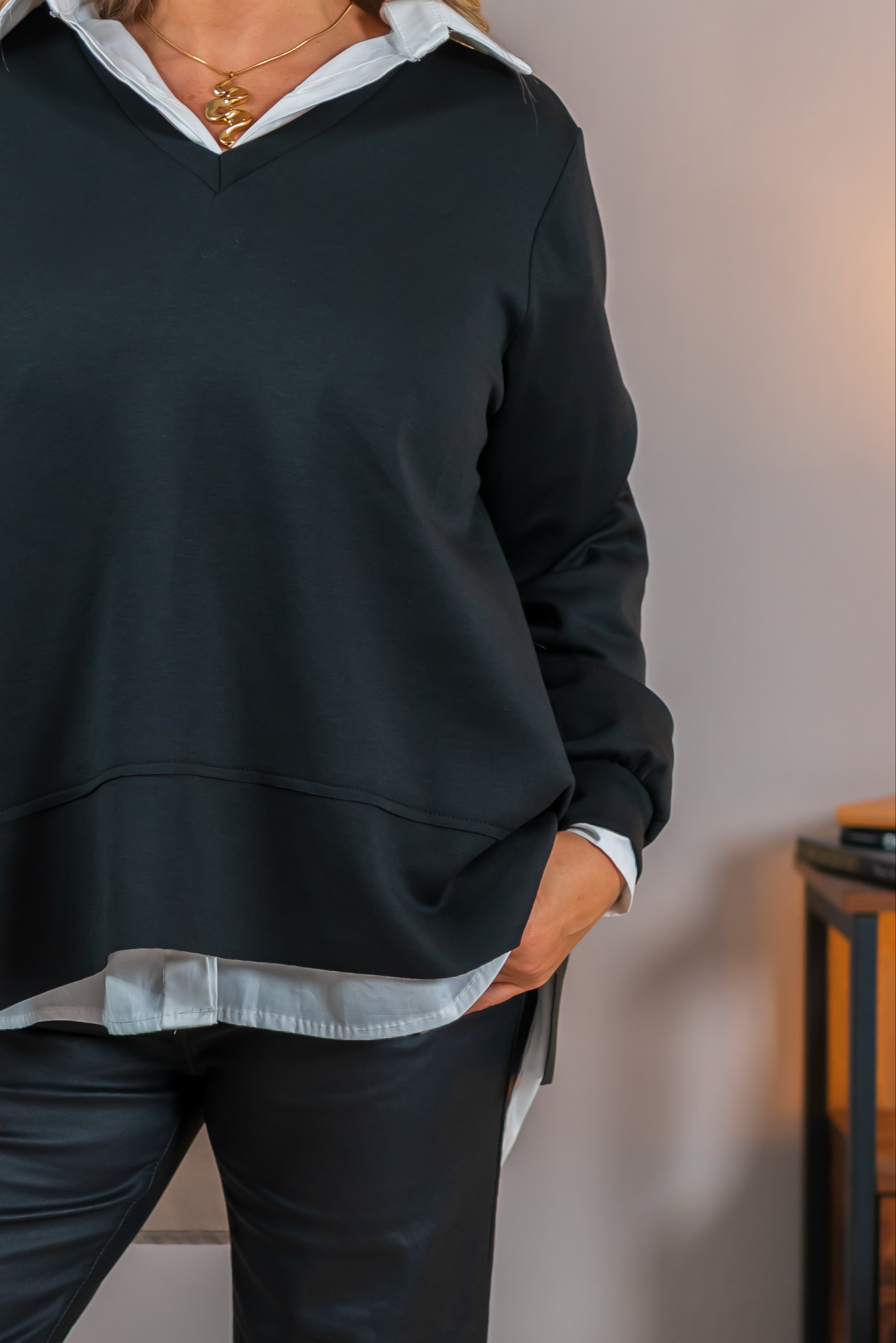 Oversize Sweatshirt mit V-Ausschnitt, schwarz